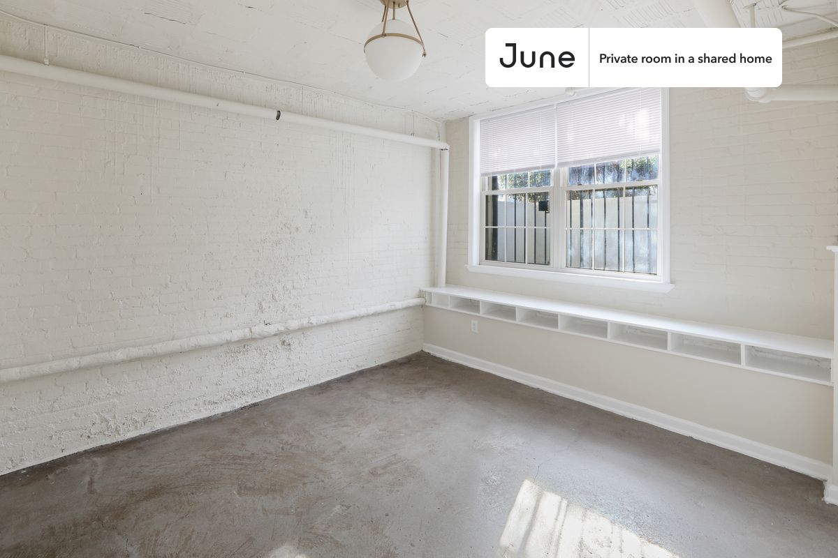 

PLEASE NOTE: This is a private room in a shared apartment. You will have your own bedroom and shared common areas (kitchen, bathroom, etc.) with other residents.

Full bedroom in a 5 bedroom / 2 bathroom apartment!

Check out 3D tour now:  https://jnhm.es/10a

This  Full room in Dupont Circle  is available on a 12 month lease or a flexible short term (31 to 364 days) lease. You pick your custom start and end date. Monthly rent rate is determined by furnishing preference, move-in date and move-out date. Speak to a June representative for recommendations on the best stay duration for the lowest rate, and learn more about this home on the June website:  https://jnhm.es/5RM

Amenities of this home:   Dishwasher,    Furnished Common Areas,    Wi-Fi - Paid separately (High-Speed),    Guarantors Allowed,       Central AC (Common space),    Street parking - City permit required,       Laundry in building (free),    Wall-Mounted TV,    Hardwood Flooring,    Microwave,    Oven,    Refrigerator,   also, this unit is conveniently located, several local parks, restaurants and bars are just minutes away.

About June Homes: Welcome to the easiest rental experience of your life. Rent furnished or unfurnished apartments on a 12 month lease or a flexible short term (31 to 364 days). As a resident, you’ll have access to 24/7 support and monthly cleanings of the home’s shared spaces. Sign up now to apply online for your next home with June: https://jnhm.es/sign-roomi

Brokers welcome! Contact us for more details.

Interested? Kindly note that the minimum stay duration would be 31 days. 

Use this listing ID when speaking to June team:  #913 E