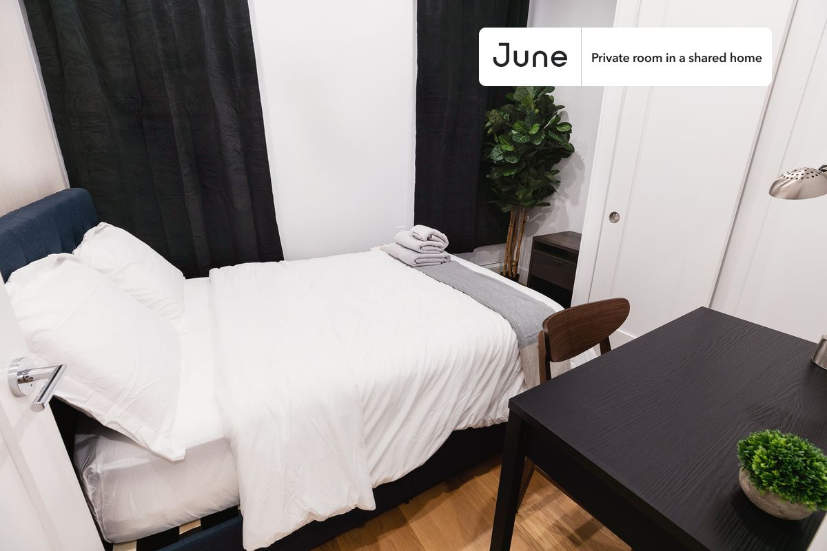 PLEASE NOTE: This is a private room in a shared apartment. You will have your own bedroom and shared common areas (kitchen, bathroom, etc.) with other residents.
Full bedroom in a 4 bedroom / 1.5 bathroom apartment!
Check out 3D tour now: https://jnhm.es/SM
This Full room in Central Park is available on a 12 month lease or a flexible short term (31 to 364 days) lease. You pick your custom start and end date. Monthly rent rate is determined by furnishing preference, move-in date and move-out date. Speak to a June representative for recommendations on the best stay duration for the lowest rate, and learn more about this home on the June website: https://jnhm.es/4D
Amenities of this home: Dishwasher, Furnished Common Areas, Wi-Fi - Paid separately (High-Speed), Elevator, Guarantors Allowed, 32-inch Flat-Screen TV, Laundry in home (free), Hardwood Flooring, Microwave, Oven, Refrigerator, also, this unit is conveniently located, several local parks, restaurants and bars are just minutes away.
About June Homes: Welcome to the easiest rental experience of your life. Rent furnished or unfurnished apartments on a 12 month lease or a flexible short term (31 to 364 days). As a resident, you’ll have access to 24/7 support and monthly cleanings of the home’s shared spaces. Sign up now to apply online for your next home with June: https://jnhm.es/sign-roomi
Brokers welcome! Contact us for more details.
Interested? Use this listing ID when speaking to June team: #108 C