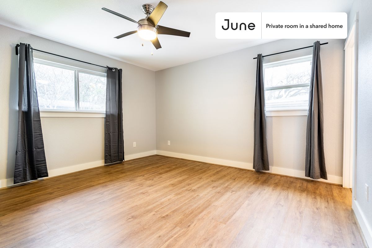 

Queen bedroom in a 5 bedroom / 2 bathroom apartment!

Check out 3D tour now:  https://jnhm.es/YW

This  Queen room in Westgate  is available on a flexible 1-18 month lease. Monthly rent rate is determined by furnishing preference, move-in date and move-out date. Speak to a June representative for recommendations on the best stay duration for the lowest rate, and learn more about this home on the June website:  https://jnhm.es/5MU

Amenities of this home:   Dishwasher,    Furnished Common Areas,    Wi-Fi - Paid separately (High-Speed),    Guarantors Allowed,       32-inch Flat-Screen TV,    Central AC (Common space),    Laundry in home (free),       Enclosed backyard,    Hardwood Flooring,    Microwave,    Oven,    Refrigerator,    garage parking (paid),   also, this unit is conveniently located, several local parks, restaurants and bars are just minutes away.

About June Homes: Welcome to the easiest rental experience of your life. Rent furnished or unfurnished apartments for 1 - 18 months, bypass hidden costs and broker fees and enjoy an easy move-in. As a resident, you’ll have access to 24/7 support and monthly cleanings of the home’s shared spaces. Sign up now to apply online for your next home with June: https://jnhm.es/sign-roomi

Interested? Use this listing ID when speaking to June team:  #813 D