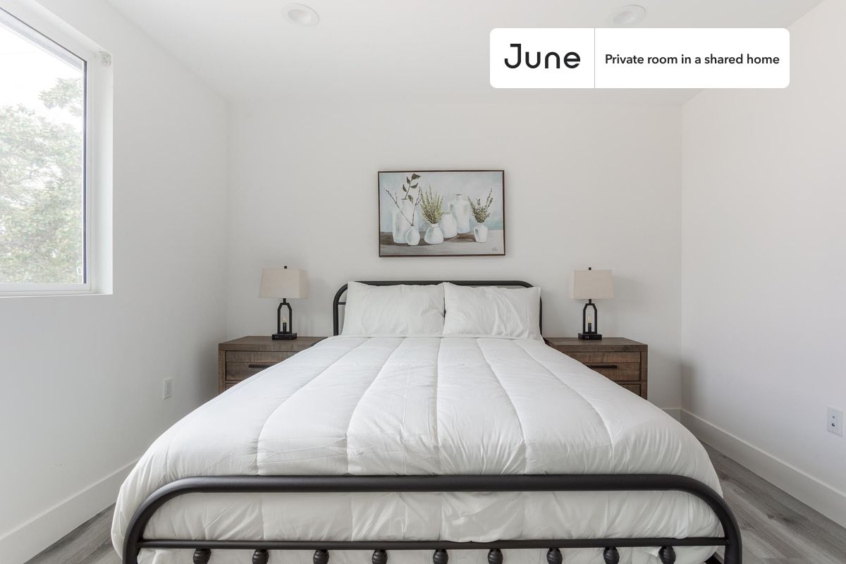 

PLEASE NOTE: This is a private room in a shared apartment. You will have your own bedroom and shared common areas (kitchen, bathroom, etc.) with other residents.

Queen bedroom in a 4 bedroom / 3 bathroom apartment!

Check out 3D tour now:  https://jnhm.es/87f

This  Queen room in North Hollywood  is available on a 12 month lease or a flexible short term (31 to 364 days) lease. You pick your custom start and end date. Monthly rent rate is determined by furnishing preference, move-in date and move-out date. Speak to a June representative for recommendations on the best stay duration for the lowest rate, and learn more about this home on the June website:  https://jnhm.es/6fX

Amenities of this home:   Dishwasher,    Furnished Common Areas,    Wi-Fi - Paid separately (High-Speed),    Guarantors Allowed,       Paid parking,    Laundry in home (free),       Wall-Mounted TV,    Hardwood Flooring,    Microwave,    Oven,    Refrigerator,   also, this unit is conveniently located, several local parks, restaurants and bars are just minutes away.

About June Homes: Welcome to the easiest rental experience of your life. Rent furnished or unfurnished apartments on a 12 month lease or a flexible short term (31 to 364 days). As a resident, you’ll have access to 24/7 support and monthly cleanings of the home’s shared spaces. Sign up now to apply online for your next home with June: https://jnhm.es/sign-roomi

Brokers welcome! Contact us for more details.

Interested? Use this listing ID when speaking to June team:  #1399 C