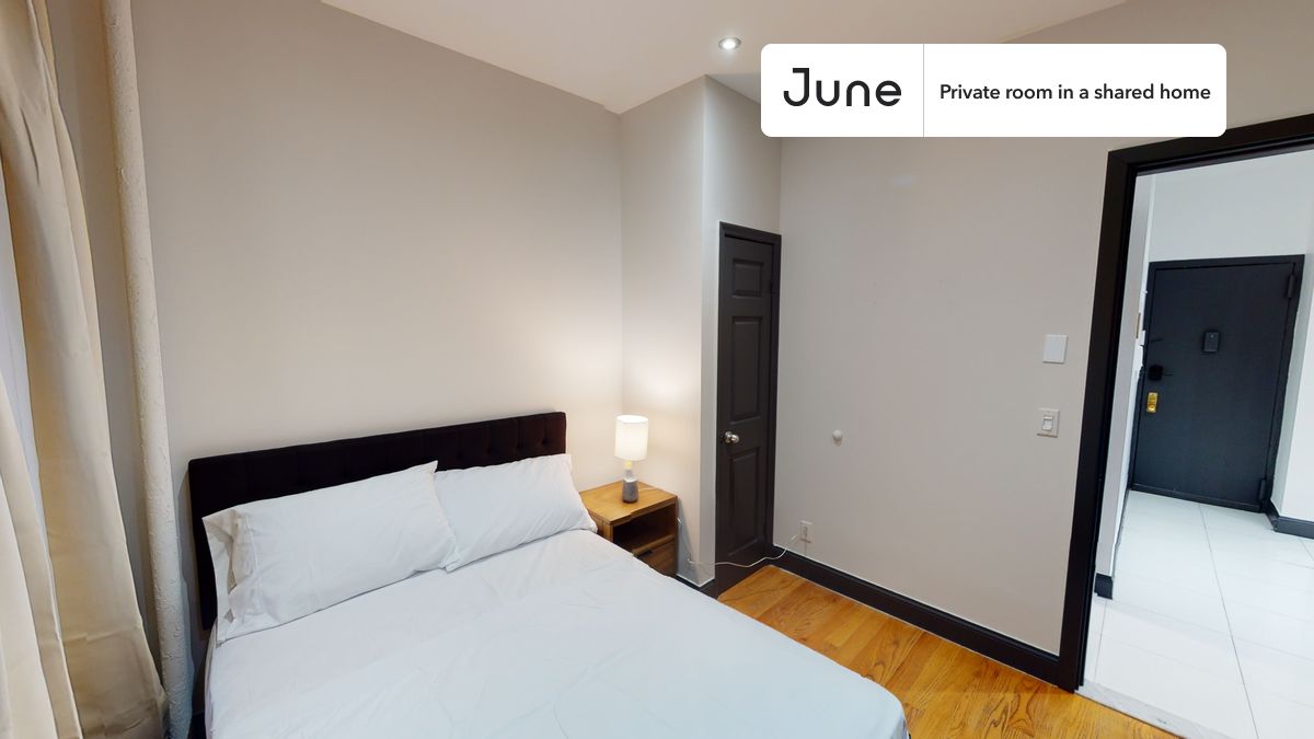 PLEASE NOTE: This is a private room in a shared apartment. You will have your own bedroom and shared common areas (kitchen, bathroom, etc.) with other residents.
Queen bedroom in a 3 bedroom / 1 bathroom apartment!
Check out 3D tour now: https://jnhm.es/Wv
This Queen room in Upper West Side is available on a 12 month lease or a flexible short term (31 to 364 days) lease. You pick your custom start and end date. Monthly rent rate is determined by furnishing preference, move-in date and move-out date. Speak to a June representative for recommendations on the best stay duration for the lowest rate, and learn more about this home on the June website: https://jnhm.es/5JY
Amenities of this home: Dishwasher, Furnished Common Areas, Wi-Fi - Paid separately (High-Speed), Guarantors Allowed, 32-inch Flat-Screen TV, Street parking - City permit required, Laundry in home (free), Hardwood Flooring, Microwave, Oven, Refrigerator, also, this unit is conveniently located, several local parks, restaurants and bars are just minutes away.
About June Homes: Welcome to the easiest rental experience of your life. Rent furnished or unfurnished apartments on a 12 month lease or a flexible short term (31 to 364 days). As a resident, you’ll have access to 24/7 support and monthly cleanings of the home’s shared spaces. Sign up now to apply online for your next home with June: https://jnhm.es/sign-roomi
Brokers welcome! Contact us for more details.
Interested? Use this listing ID when speaking to June team: #756 B