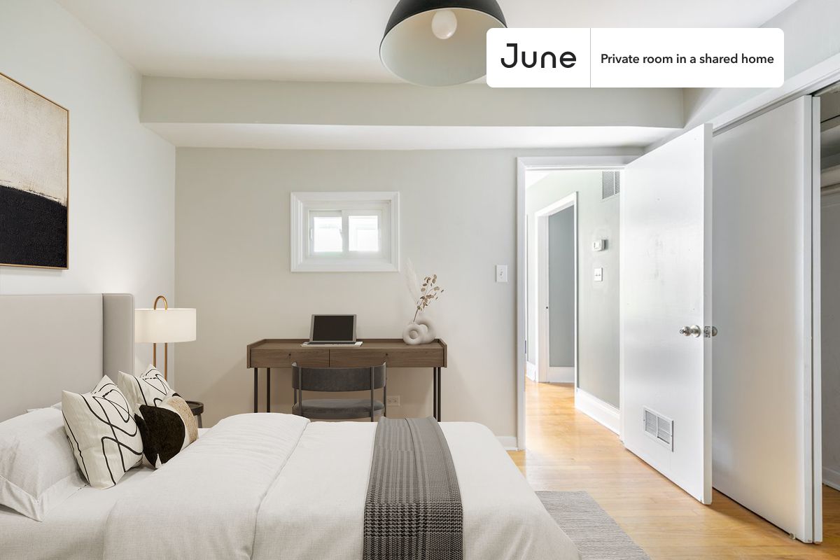 PLEASE NOTE: This is a private room in a shared apartment. You will have your own bedroom and shared common areas (kitchen, bathroom, etc.) with other residents.
Queen bedroom in a 4 bedroom / 2 bathroom apartment!
Check out 3D tour now: https://jnhm.es/85l
This Queen room in Noble Square is available on a 12 month lease or a flexible short term (31 to 364 days) lease. You pick your custom start and end date. Monthly rent rate is determined by furnishing preference, move-in date and move-out date. Speak to a June representative for recommendations on the best stay duration for the lowest rate, and learn more about this home on the June website: https://jnhm.es/68s
Amenities of this home: Dishwasher, Furnished Common Areas, Wi-Fi - Paid separately (High-Speed), Guarantors Allowed, 32-inch Flat-Screen TV, Street parking - City permit required, Hardwood Flooring, Microwave, Oven, Refrigerator, Air Conditioning | HVAC, also, this unit is conveniently located, several local parks, restaurants and bars are just minutes away.
About June Homes: Welcome to the easiest rental experience of your life. Rent furnished or unfurnished apartments on a 12 month lease or a flexible short term (31 to 364 days). As a resident, you’ll have access to 24/7 support and monthly cleanings of the home’s shared spaces. Sign up now to apply online for your next home with June: https://jnhm.es/sign-roomi
Brokers welcome! Contact us for more details.
Interested? Kindly note that the minimum stay duration would be 32 days.
Use this listing ID when speaking to June team: #1242 C