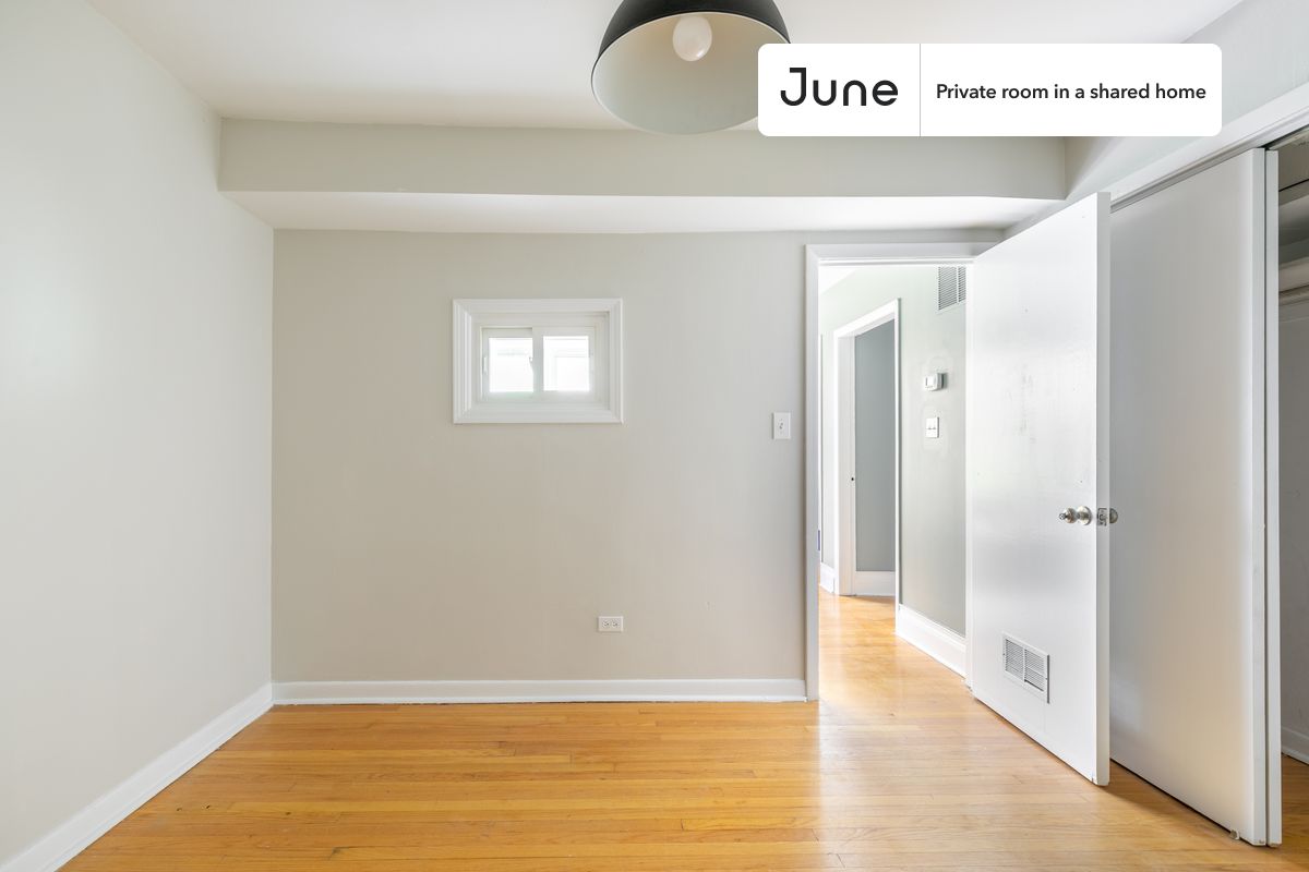 PLEASE NOTE: This is a private room in a shared apartment. You will have your own bedroom and shared common areas (kitchen, bathroom, etc.) with other residents.
Queen bedroom in a 4 bedroom / 2 bathroom apartment!
Check out 3D tour now: https://jnhm.es/85l
This Queen room in Noble Square is available on a 12 month lease or a flexible short term (31 to 364 days) lease. You pick your custom start and end date. Monthly rent rate is determined by furnishing preference, move-in date and move-out date. Speak to a June representative for recommendations on the best stay duration for the lowest rate, and learn more about this home on the June website: https://jnhm.es/68s
Amenities of this home: Dishwasher, Furnished Common Areas, Wi-Fi - Paid separately (High-Speed), Guarantors Allowed, 32-inch Flat-Screen TV, Street parking - City permit required, Hardwood Flooring, Microwave, Oven, Refrigerator, Air Conditioning | HVAC, also, this unit is conveniently located, several local parks, restaurants and bars are just minutes away.
About June Homes: Welcome to the easiest rental experience of your life. Rent furnished or unfurnished apartments on a 12 month lease or a flexible short term (31 to 364 days). As a resident, you’ll have access to 24/7 support and monthly cleanings of the home’s shared spaces. Sign up now to apply online for your next home with June: https://jnhm.es/sign-roomi
Brokers welcome! Contact us for more details.
Interested? Kindly note that the minimum stay duration would be 32 days.
Use this listing ID when speaking to June team: #1242 C