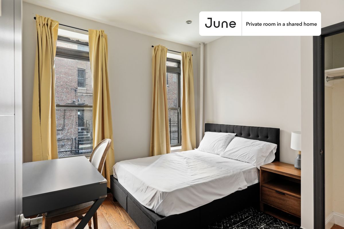 PLEASE NOTE: This is a private room in a shared apartment. You will have your own bedroom and shared common areas (kitchen, bathroom, etc.) with other residents.
Queen bedroom in a 3 bedroom / 1 bathroom apartment!
Check out 3D tour now: https://jnhm.es/Wv
This Queen room in Upper West Side is available on a 12 month lease or a flexible short term (31 to 364 days) lease. You pick your custom start and end date. Monthly rent rate is determined by furnishing preference, move-in date and move-out date. Speak to a June representative for recommendations on the best stay duration for the lowest rate, and learn more about this home on the June website: https://jnhm.es/5JY
Amenities of this home: Dishwasher, Furnished Common Areas, Wi-Fi - Paid separately (High-Speed), Guarantors Allowed, 32-inch Flat-Screen TV, Street parking - City permit required, Laundry in home (free), Hardwood Flooring, Microwave, Oven, Refrigerator, also, this unit is conveniently located, several local parks, restaurants and bars are just minutes away.
About June Homes: Welcome to the easiest rental experience of your life. Rent furnished or unfurnished apartments on a 12 month lease or a flexible short term (31 to 364 days). As a resident, you’ll have access to 24/7 support and monthly cleanings of the home’s shared spaces. Sign up now to apply online for your next home with June: https://jnhm.es/sign-roomi
Brokers welcome! Contact us for more details.
Interested? Use this listing ID when speaking to June team: #756 B