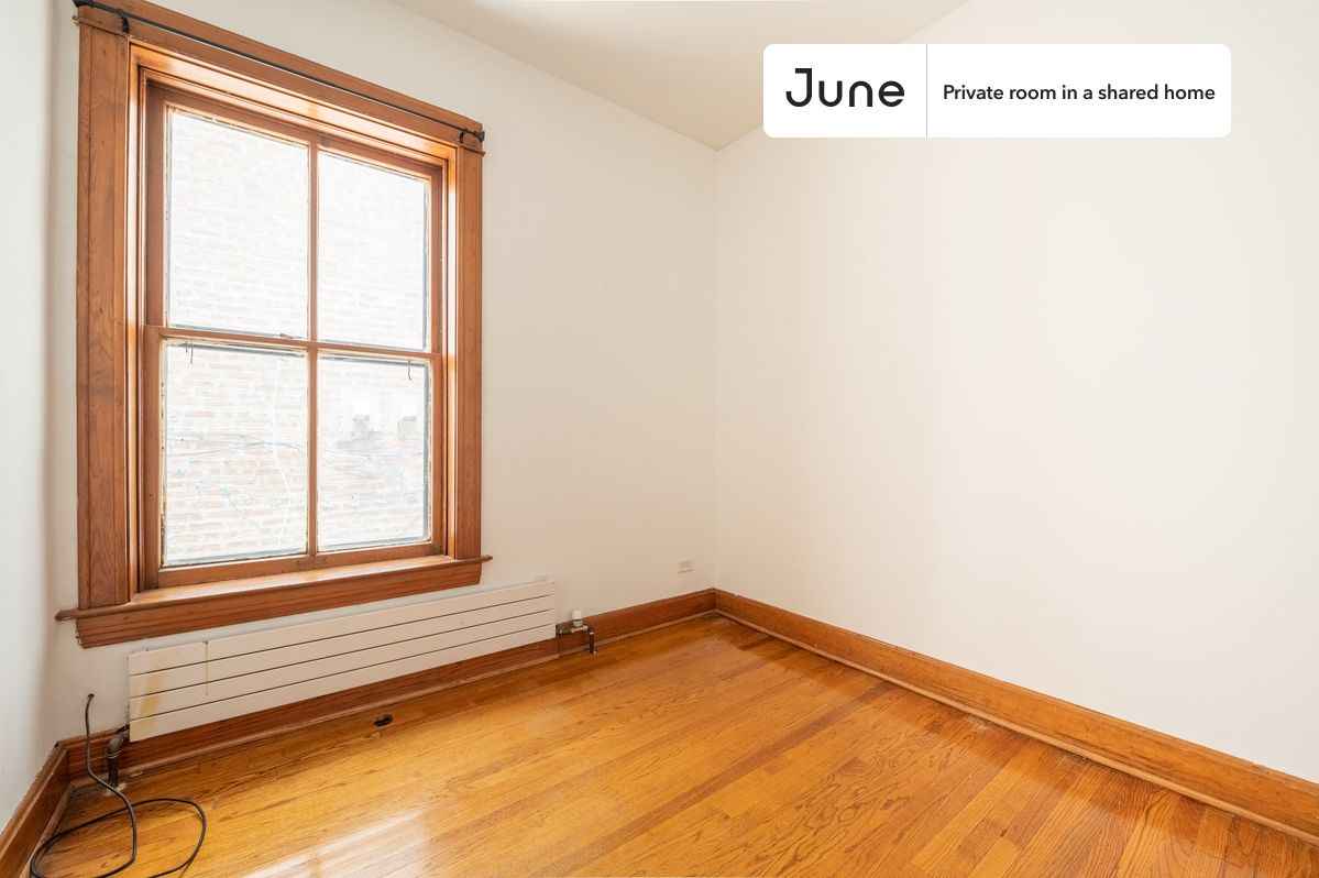 PLEASE NOTE: This is a private room in a shared apartment. You will have your own bedroom and shared common areas (kitchen, bathroom, etc.) with other residents.
Full bedroom in a 3 bedroom / 1 bathroom apartment!
Check out 3D tour now: https://jnhm.es/870
This Full room in Wrigleyville is available on a 12 month lease or a flexible short term (31 to 364 days) lease. You pick your custom start and end date. Monthly rent rate is determined by furnishing preference, move-in date and move-out date. Speak to a June representative for recommendations on the best stay duration for the lowest rate, and learn more about this home on the June website: https://jnhm.es/6ed
Amenities of this home: Dishwasher, Furnished Common Areas, Wi-Fi - Paid separately (High-Speed), Guarantors Allowed, Decorative fireplace, Street parking - City permit required, Laundry in home (free), Balcony, Wall-Mounted TV, Hardwood Flooring, Microwave, Oven, Refrigerator, also, this unit is conveniently located, several local parks, restaurants and bars are just minutes away.
About June Homes: Welcome to the easiest rental experience of your life. Rent furnished or unfurnished apartments on a 12 month lease or a flexible short term (31 to 364 days). As a resident, you’ll have access to 24/7 support and monthly cleanings of the home’s shared spaces. Sign up now to apply online for your next home with June: https://jnhm.es/sign-roomi
Brokers welcome! Contact us for more details.
Interested? Kindly note that the minimum stay duration would be 32 days.
Use this listing ID when speaking to June team: #1359 C