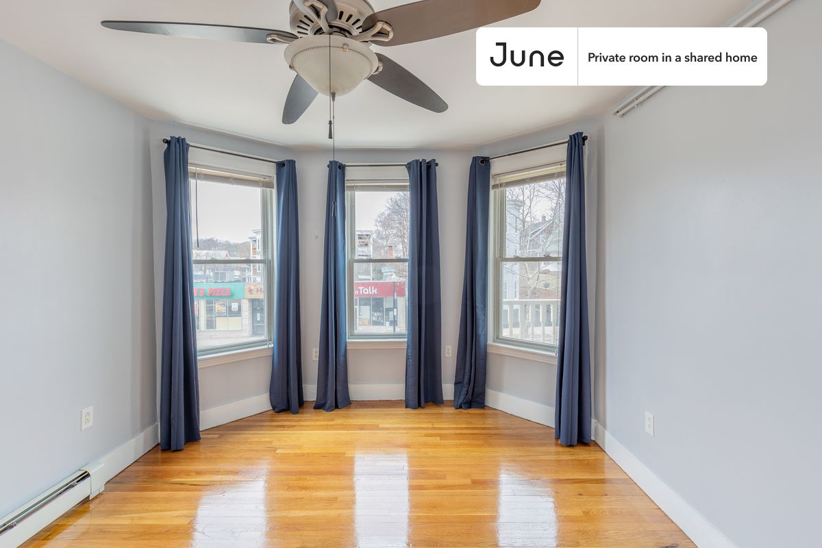 Move in with us before March 31st and stay until May 30th or later, and enjoy our limited-time discount on your first month! $200 off in BOS. Hurry up!

Queen bedroom in a 4 bedroom / 2 bathroom apartment!

Check out 3D tour now:  https://jnhm.es/10Q

This  Queen room in Brighton  is available on a flexible 1-18 month lease. Monthly rent rate is determined by furnishing preference, move-in date and move-out date. Speak to a June representative for recommendations on the best stay duration for the lowest rate, and learn more about this home on the June website:  https://jnhm.es/5Tn

Amenities of this home:   Dishwasher,    Furnished Common Areas,    Wi-Fi - Paid separately (High-Speed),    Guarantors Allowed,          Street parking,    Laundry - Paid separately (in building),    Wall-Mounted TV,    Hardwood Flooring,    Microwave,    Oven,    Refrigerator,   also, this unit is conveniently located, several local parks, restaurants and bars are just minutes away.

About June Homes: Welcome to the easiest rental experience of your life. Rent furnished or unfurnished apartments for 1 - 18 months, bypass hidden costs and broker fees and enjoy an easy move-in. As a resident, you’ll have access to 24/7 support and monthly cleanings of the home’s shared spaces. Sign up now to apply online for your next home with June: https://jnhm.es/sign-roomi

Interested? Kindly note that the minimum stay duration would be 31 days. 

Use this listing ID when speaking to June team:  #940 B