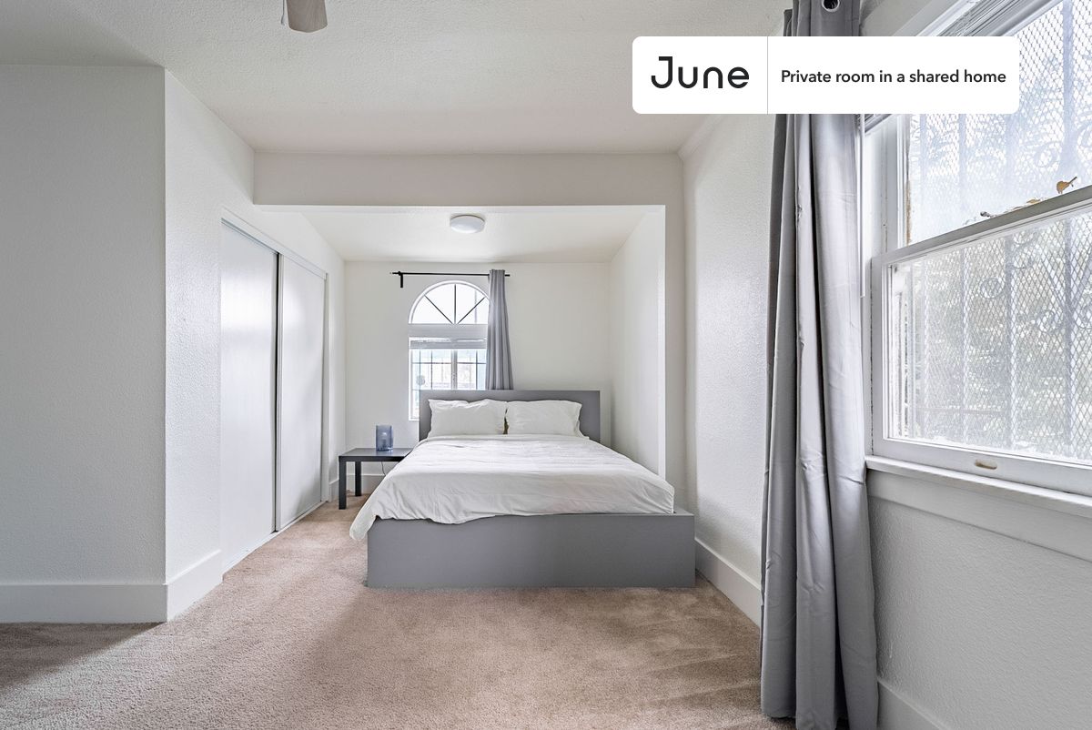 

PLEASE NOTE: This is a private room in a shared apartment. You will have your own bedroom and shared common areas (kitchen, bathroom, etc.) with other residents.

Queen bedroom in a 4 bedroom / 2 bathroom apartment!

Check out 3D tour now:  https://jnhm.es/YK

This  Queen room in Park Mesa Heights  is available on a 12 month lease or a flexible short term (31 to 364 days) lease. You pick your custom start and end date. Monthly rent rate is determined by furnishing preference, move-in date and move-out date. Speak to a June representative for recommendations on the best stay duration for the lowest rate, and learn more about this home on the June website:  https://jnhm.es/5O1

Amenities of this home:   Dishwasher,    Furnished Common Areas,    Wi-Fi - Paid separately (High-Speed),    Guarantors Allowed,       Central AC (Common space),       Driveway parking (Paid separately),    Wall-Mounted TV,    Hardwood Flooring,    Microwave,    Oven,    Refrigerator,   also, this unit is conveniently located, several local parks, restaurants and bars are just minutes away.

About June Homes: Welcome to the easiest rental experience of your life. Rent furnished or unfurnished apartments on a 12 month lease or a flexible short term (31 to 364 days). As a resident, you’ll have access to 24/7 support and monthly cleanings of the home’s shared spaces. Sign up now to apply online for your next home with June: https://jnhm.es/sign-roomi

Brokers welcome! Contact us for more details.

Interested? Use this listing ID when speaking to June team:  #833 A