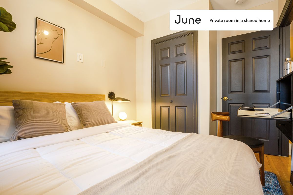 PLEASE NOTE: This is a private room in a shared apartment. You will have your own bedroom and shared common areas (kitchen, bathroom, etc.) with other residents.
Full bedroom in a 3 bedroom / 1 bathroom apartment!
Check out 3D tour now: https://jnhm.es/Pk
This Full room in Hell's Kitchen is available on a 12 month lease or a flexible short term (31 to 364 days) lease. You pick your custom start and end date. Monthly rent rate is determined by furnishing preference, move-in date and move-out date. Speak to a June representative for recommendations on the best stay duration for the lowest rate, and learn more about this home on the June website: https://jnhm.es/zN
Amenities of this home: Dishwasher, Furnished Common Areas, Wi-Fi - Paid separately (High-Speed), Guarantors Allowed, 32-inch Flat-Screen TV, Dine in kitchen, Smart lock, Hardwood Flooring, Microwave, Oven, Refrigerator, also, this unit is conveniently located, several local parks, restaurants and bars are just minutes away.
About June Homes: Welcome to the easiest rental experience of your life. Rent furnished or unfurnished apartments on a 12 month lease or a flexible short term (31 to 364 days). As a resident, you’ll have access to 24/7 support and monthly cleanings of the home’s shared spaces. Sign up now to apply online for your next home with June: https://jnhm.es/sign-roomi
Brokers welcome! Contact us for more details.
Interested? Use this listing ID when speaking to June team: #142 A