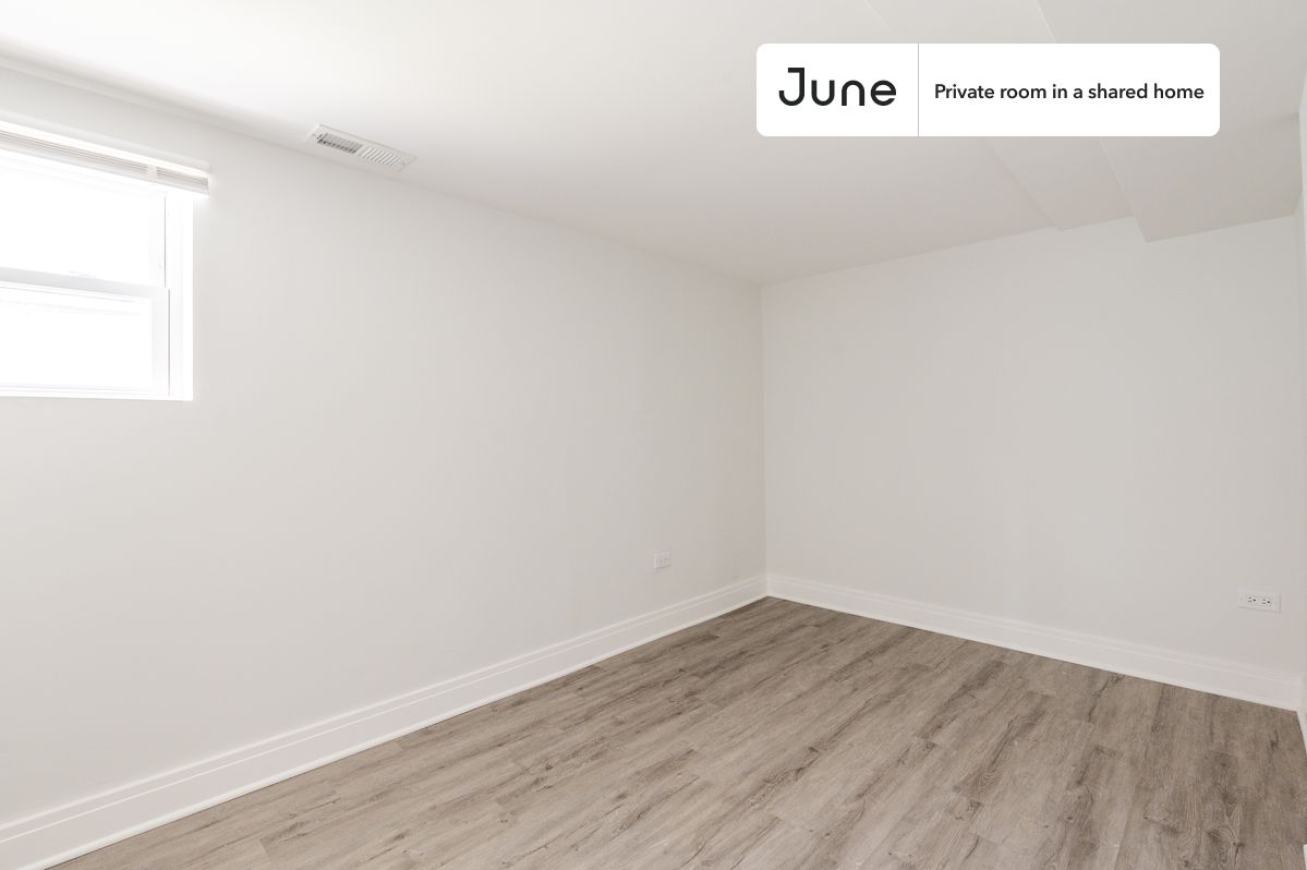 PLEASE NOTE: This is a private room in a shared apartment. You will have your own bedroom and shared common areas (kitchen, bathroom, etc.) with other residents.
Full bedroom in a 4 bedroom / 2 bathroom apartment!
Check out 3D tour now: https://jnhm.es/88C
This Full room in Logan Square is available on a 12 month lease or a flexible short term (31 to 364 days) lease. You pick your custom start and end date. Monthly rent rate is determined by furnishing preference, move-in date and move-out date. Speak to a June representative for recommendations on the best stay duration for the lowest rate, and learn more about this home on the June website: https://jnhm.es/6jI
Amenities of this home: 32-inch Flat-Screen TV, Guarantors Allowed, Wi-Fi - Paid separately (High-Speed), Furnished Common Areas, Dishwasher, Laundry in home (free), Dining area, Living area, Hardwood Flooring, Microwave, Oven, Refrigerator, garage parking (paid), also, this unit is conveniently located, several local parks, restaurants and bars are just minutes away.
About June Homes: Welcome to the easiest rental experience of your life. Rent furnished or unfurnished apartments on a 12 month lease or a flexible short term (31 to 364 days). As a resident, you’ll have access to 24/7 support and monthly cleanings of the home’s shared spaces. Sign up now to apply online for your next home with June: https://jnhm.es/sign-roomi
Brokers welcome! Contact us for more details.
Interested? Kindly note that the minimum stay duration would be 32 days.
Use this listing ID when speaking to June team: #1488 B