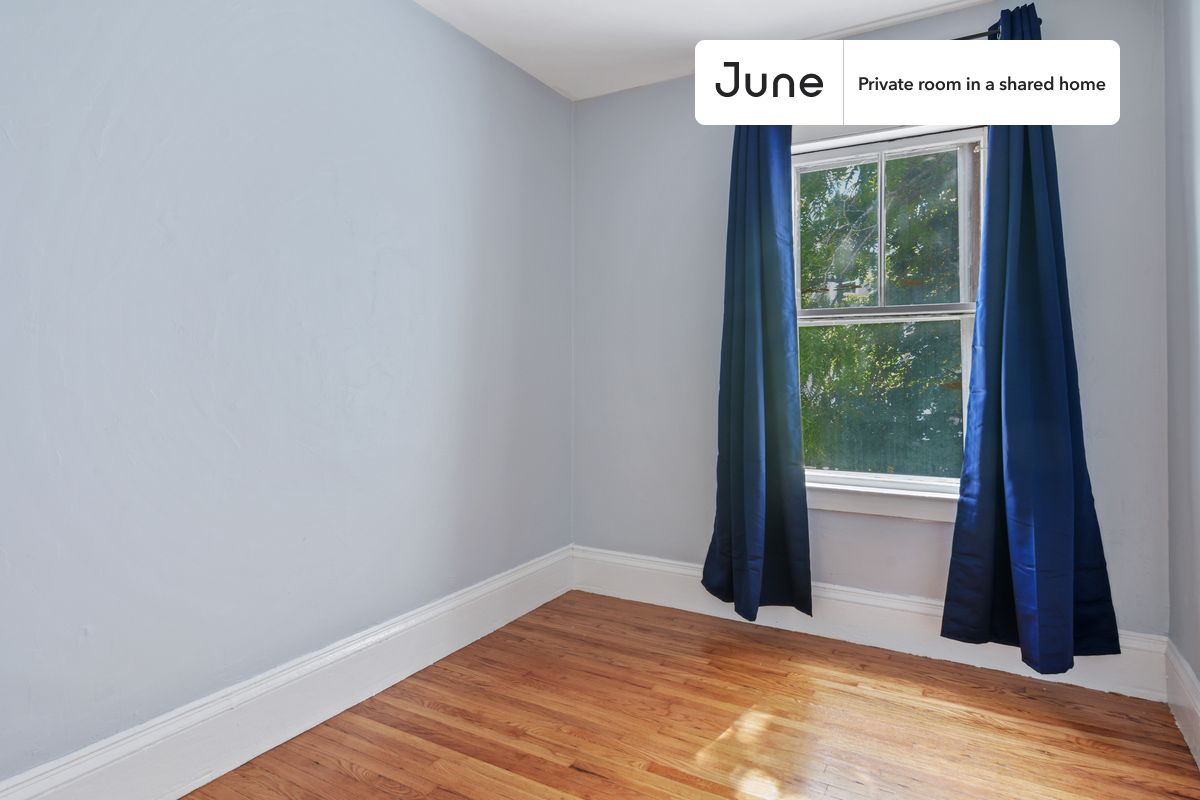 

PLEASE NOTE: This is a private room in a shared apartment. You will have your own bedroom and shared common areas (kitchen, bathroom, etc.) with other residents.

Queen bedroom in a 6 bedroom / 1.5 bathroom apartment!

Check out 3D tour now:  https://jnhm.es/Vv

This  Queen room in Brighton  is available on a 12 month lease or a flexible short term (31 to 364 days) lease. You pick your custom start and end date. Monthly rent rate is determined by furnishing preference, move-in date and move-out date. Speak to a June representative for recommendations on the best stay duration for the lowest rate, and learn more about this home on the June website:  https://jnhm.es/5Cy

Amenities of this home:   Dishwasher,    Furnished Common Areas,    Wi-Fi - Paid separately (High-Speed),    Guarantors Allowed,       Decorative fireplace,    32-inch Flat-Screen TV,       Paid parking,    Laundry - Paid separately (in building),    Hardwood Flooring,    Microwave,    Oven,    Refrigerator,   also, this unit is conveniently located, several local parks, restaurants and bars are just minutes away.

About June Homes: Welcome to the easiest rental experience of your life. Rent furnished or unfurnished apartments on a 12 month lease or a flexible short term (31 to 364 days). As a resident, you’ll have access to 24/7 support and monthly cleanings of the home’s shared spaces. Sign up now to apply online for your next home with June: https://jnhm.es/sign-roomi

Brokers welcome! Contact us for more details.

Interested? Kindly note that the minimum stay duration would be 31 days. 

Use this listing ID when speaking to June team:  #587 E