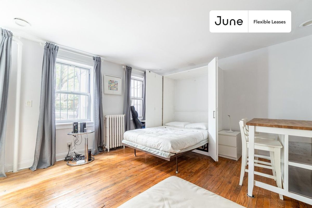 Studio in Fort Greene on flexible lease terms.
Check out 3D tour now: https://jnhm.es/88G
This studio is available on a flexible 1-18 month lease. Monthly rent rate is determined by furnishing preference, move-in date and move-out date. Speak to a June representative for recommendations on the best stay duration for the lowest rate, and learn more about this home on the June website: https://jnhm.es/6gB
Amenities of this home: Patio, Wi-Fi - Paid separately (High-Speed), Guarantors Allowed, Couple-Friendly, Wall-Mounted TV, Hardwood Flooring, Microwave, Oven, Refrigerator, also, this unit is conveniently located, several local parks, restaurants and bars are just minutes away.
About June Homes: Welcome to the easiest rental experience of your life. Rent furnished or unfurnished apartments for 1 - 18 months, bypass hidden costs and broker fees and enjoy an easy move-in. As a resident, you’ll have access to 24/7 support and monthly cleanings of the home’s shared spaces. Sign up now to apply online for your next home with June: https://jnhm.es/sign-roomi
Interested? Use this listing ID when speaking to June team: #1410