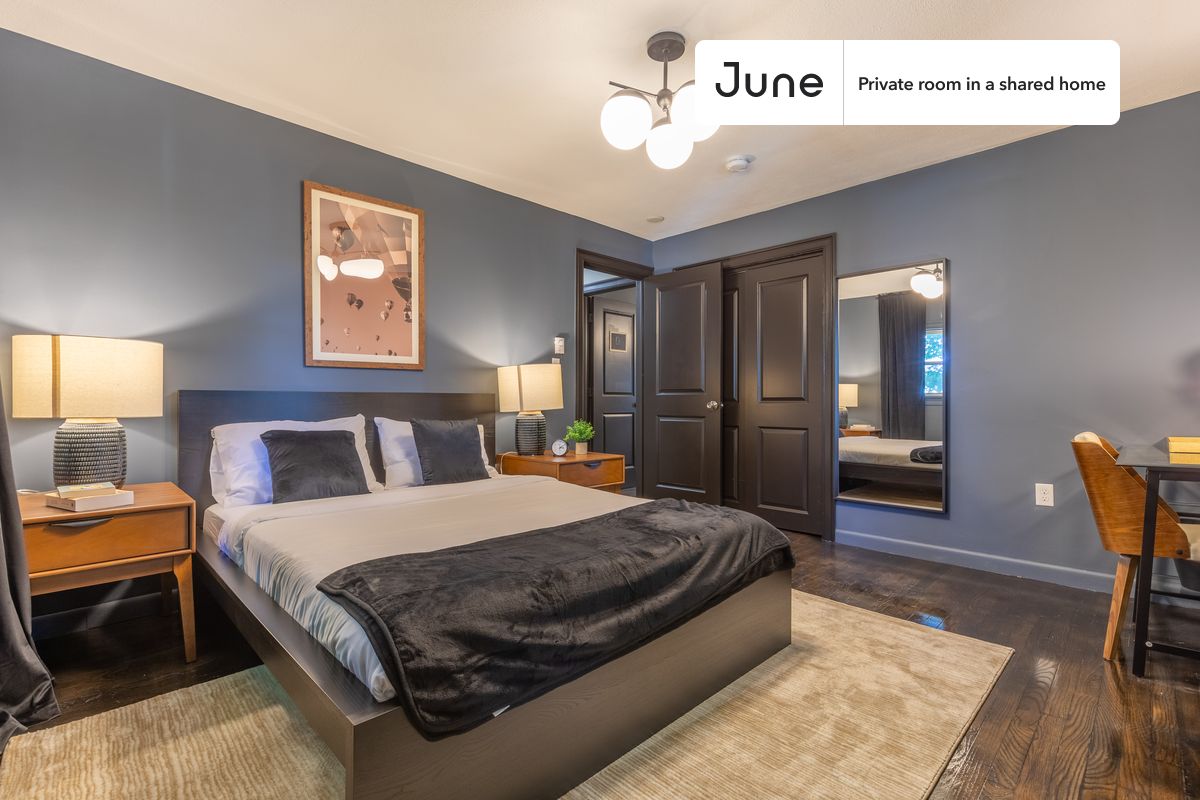 PLEASE NOTE: This is a private room in a shared apartment. You will have your own bedroom and shared common areas (kitchen, bathroom, etc.) with other residents.
Queen bedroom in a 6 bedroom / 4 bathroom apartment!
Check out 3D tour now: https://jnhm.es/PO
This Queen room in Brighton is available on a 12 month lease or a flexible short term (31 to 364 days) lease. You pick your custom start and end date. Monthly rent rate is determined by furnishing preference, move-in date and move-out date. Speak to a June representative for recommendations on the best stay duration for the lowest rate, and learn more about this home on the June website: https://jnhm.es/D7
Amenities of this home: Dishwasher, Furnished Common Areas, Wi-Fi - Paid separately (High-Speed), Guarantors Allowed, 32-inch Flat-Screen TV, Laundry in home (free), Courtyard, Parking Spot (Paid separately), Hardwood Flooring, Microwave, Oven, Refrigerator, also, this unit is conveniently located, several local parks, restaurants and bars are just minutes away.
About June Homes: Welcome to the easiest rental experience of your life. Rent furnished or unfurnished apartments on a 12 month lease or a flexible short term (31 to 364 days). As a resident, you’ll have access to 24/7 support and monthly cleanings of the home’s shared spaces. Sign up now to apply online for your next home with June: https://jnhm.es/sign-roomi
Brokers welcome! Contact us for more details.
Interested? Kindly note that the minimum stay duration would be 31 days.
Use this listing ID when speaking to June team: #206 E