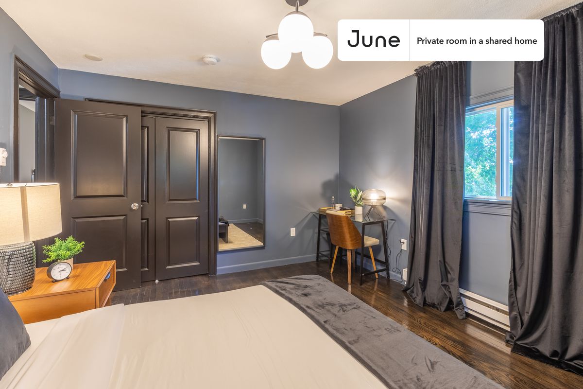 PLEASE NOTE: This is a private room in a shared apartment. You will have your own bedroom and shared common areas (kitchen, bathroom, etc.) with other residents.
Queen bedroom in a 6 bedroom / 4 bathroom apartment!
Check out 3D tour now: https://jnhm.es/PO
This Queen room in Brighton is available on a 12 month lease or a flexible short term (31 to 364 days) lease. You pick your custom start and end date. Monthly rent rate is determined by furnishing preference, move-in date and move-out date. Speak to a June representative for recommendations on the best stay duration for the lowest rate, and learn more about this home on the June website: https://jnhm.es/D7
Amenities of this home: Dishwasher, Furnished Common Areas, Wi-Fi - Paid separately (High-Speed), Guarantors Allowed, 32-inch Flat-Screen TV, Laundry in home (free), Courtyard, Parking Spot (Paid separately), Hardwood Flooring, Microwave, Oven, Refrigerator, also, this unit is conveniently located, several local parks, restaurants and bars are just minutes away.
About June Homes: Welcome to the easiest rental experience of your life. Rent furnished or unfurnished apartments on a 12 month lease or a flexible short term (31 to 364 days). As a resident, you’ll have access to 24/7 support and monthly cleanings of the home’s shared spaces. Sign up now to apply online for your next home with June: https://jnhm.es/sign-roomi
Brokers welcome! Contact us for more details.
Interested? Kindly note that the minimum stay duration would be 31 days.
Use this listing ID when speaking to June team: #206 E