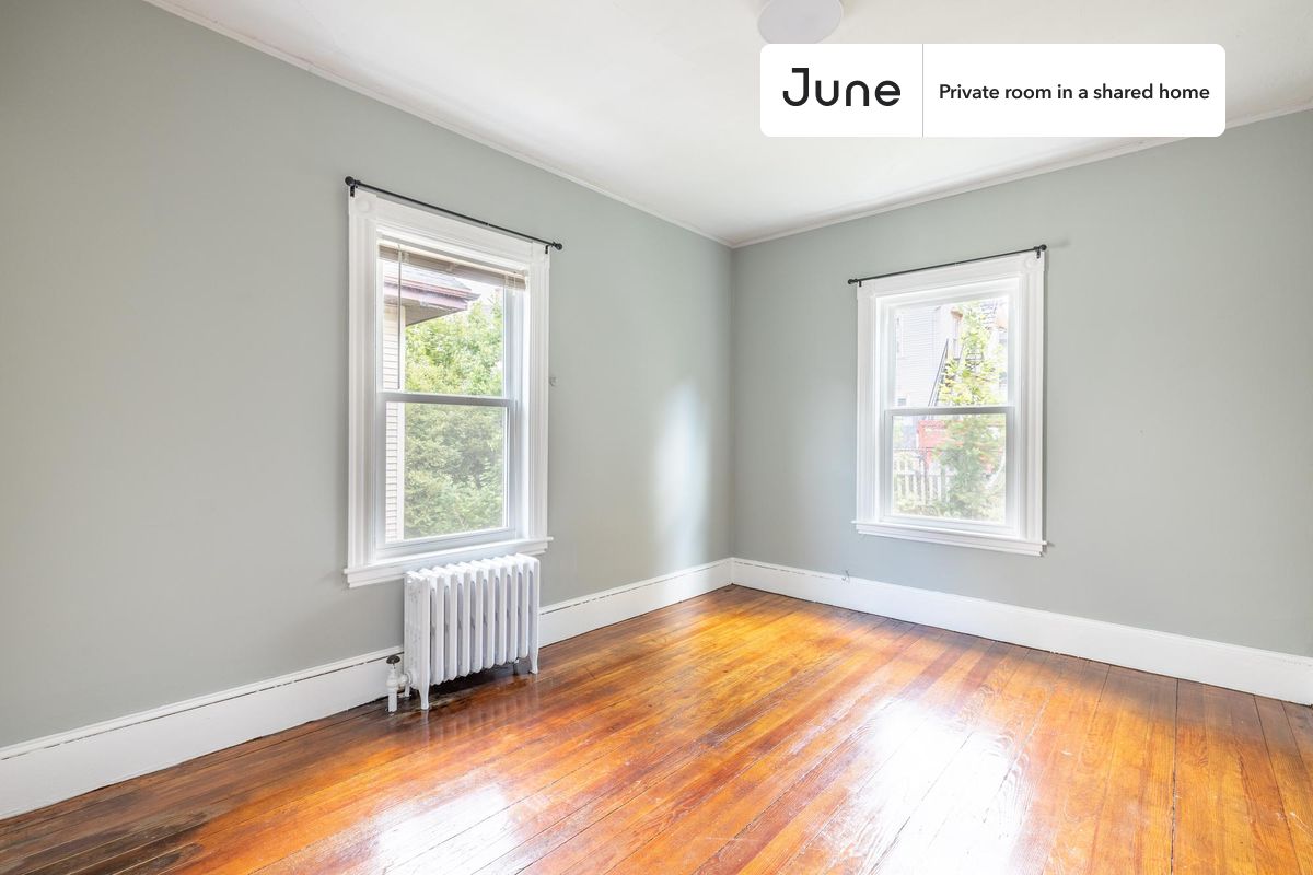 

Queen bedroom in a 4 bedroom / 1 bathroom apartment!

Check out 3D tour now:  https://jnhm.es/85Y

This  Queen room in Dorchester - Fields Corner West  is available on a flexible 1-18 month lease. Monthly rent rate is determined by furnishing preference, move-in date and move-out date. Speak to a June representative for recommendations on the best stay duration for the lowest rate, and learn more about this home on the June website:  https://jnhm.es/6bY

Amenities of this home:   Furnished Common Areas,    Wi-Fi - Paid separately (High-Speed),    Guarantors Allowed,       Decorative fireplace,    32-inch Flat-Screen TV,       Street parking,    Hardwood Flooring,    Microwave,    Oven,    Refrigerator,   also, this unit is conveniently located, several local parks, restaurants and bars are just minutes away.

About June Homes: Welcome to the easiest rental experience of your life. Rent furnished or unfurnished apartments for 1 - 18 months, bypass hidden costs and broker fees and enjoy an easy move-in. As a resident, you’ll have access to 24/7 support and monthly cleanings of the home’s shared spaces. Sign up now to apply online for your next home with June: https://jnhm.es/sign-roomi

Interested? Kindly note that the minimum stay duration would be 31 days. 

Use this listing ID when speaking to June team:  #1312 C