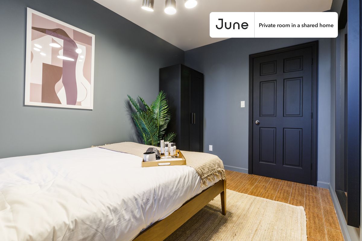 

PLEASE NOTE: This is a private room in a shared apartment. You will have your own bedroom and shared common areas (kitchen, bathroom, etc.) with other residents.

Queen bedroom in a 3 bedroom / 1 bathroom apartment!

Check out 3D tour now:  https://jnhm.es/RT

This  Queen room in Chinatown  is available on a 12 month lease or a flexible short term (31 to 364 days) lease. You pick your custom start and end date. Monthly rent rate is determined by furnishing preference, move-in date and move-out date. Speak to a June representative for recommendations on the best stay duration for the lowest rate, and learn more about this home on the June website:  https://jnhm.es/FQ

Amenities of this home:   Furnished Common Areas,    Wi-Fi - Paid separately (High-Speed),    Guarantors Allowed,       32-inch Flat-Screen TV,    Laundry - Paid separately (in building),       Hardwood Flooring,    Microwave,    Oven,    Refrigerator,   also, this unit is conveniently located, several local parks, restaurants and bars are just minutes away.

About June Homes: Welcome to the easiest rental experience of your life. Rent furnished or unfurnished apartments on a 12 month lease or a flexible short term (31 to 364 days). As a resident, you’ll have access to 24/7 support and monthly cleanings of the home’s shared spaces. Sign up now to apply online for your next home with June: https://jnhm.es/sign-roomi

Brokers welcome! Contact us for more details.

Interested? Use this listing ID when speaking to June team:  #267 B