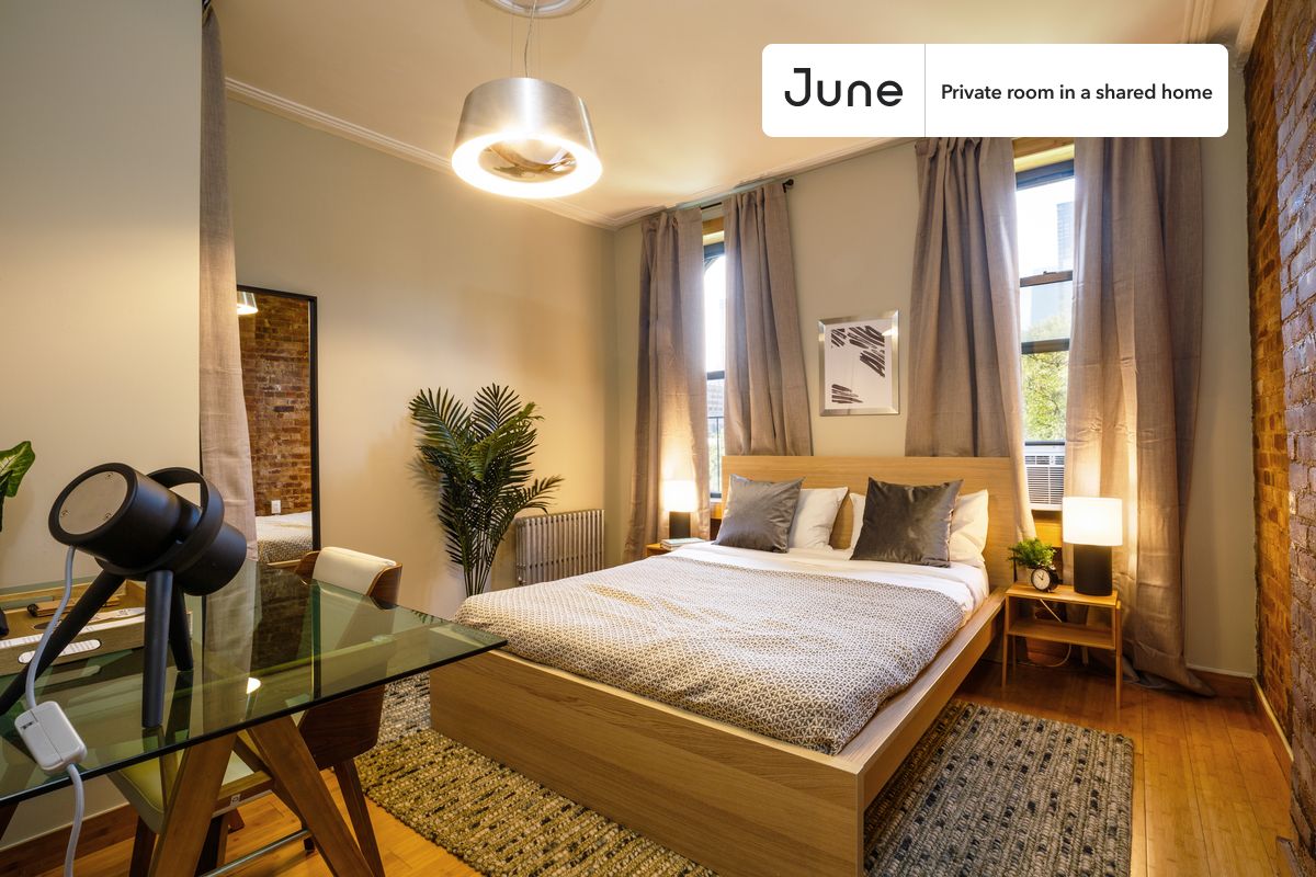 PLEASE NOTE: This is a private room in a shared apartment. You will have your own bedroom and shared common areas (kitchen, bathroom, etc.) with other residents.
Queen bedroom in a 3 bedroom / 1 bathroom apartment!
Check out 3D tour now: https://jnhm.es/PR
This Queen room in Hell's Kitchen is available on a 12 month lease or a flexible short term (31 to 364 days) lease. You pick your custom start and end date. Monthly rent rate is determined by furnishing preference, move-in date and move-out date. Speak to a June representative for recommendations on the best stay duration for the lowest rate, and learn more about this home on the June website: https://jnhm.es/DE
Amenities of this home: Dishwasher, Furnished Common Areas, Wi-Fi - Paid separately (High-Speed), Guarantors Allowed, 32-inch Flat-Screen TV, Smart lock, Hardwood Flooring, Microwave, Oven, Refrigerator, also, this unit is conveniently located, several local parks, restaurants and bars are just minutes away.
About June Homes: Welcome to the easiest rental experience of your life. Rent furnished or unfurnished apartments on a 12 month lease or a flexible short term (31 to 364 days). As a resident, you’ll have access to 24/7 support and monthly cleanings of the home’s shared spaces. Sign up now to apply online for your next home with June: https://jnhm.es/sign-roomi
Brokers welcome! Contact us for more details.
Interested? Use this listing ID when speaking to June team: #216 C