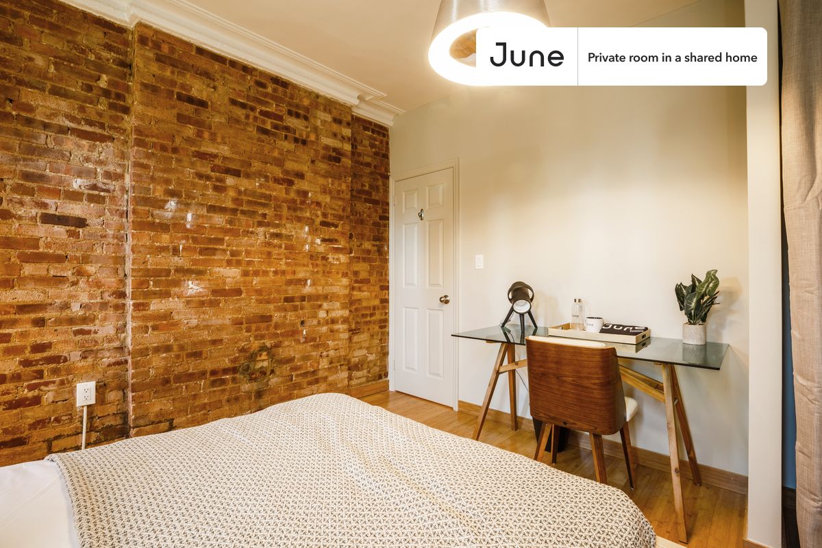 PLEASE NOTE: This is a private room in a shared apartment. You will have your own bedroom and shared common areas (kitchen, bathroom, etc.) with other residents.
Queen bedroom in a 3 bedroom / 1 bathroom apartment!
Check out 3D tour now: https://jnhm.es/PR
This Queen room in Hell's Kitchen is available on a 12 month lease or a flexible short term (31 to 364 days) lease. You pick your custom start and end date. Monthly rent rate is determined by furnishing preference, move-in date and move-out date. Speak to a June representative for recommendations on the best stay duration for the lowest rate, and learn more about this home on the June website: https://jnhm.es/DE
Amenities of this home: Dishwasher, Furnished Common Areas, Wi-Fi - Paid separately (High-Speed), Guarantors Allowed, 32-inch Flat-Screen TV, Smart lock, Hardwood Flooring, Microwave, Oven, Refrigerator, also, this unit is conveniently located, several local parks, restaurants and bars are just minutes away.
About June Homes: Welcome to the easiest rental experience of your life. Rent furnished or unfurnished apartments on a 12 month lease or a flexible short term (31 to 364 days). As a resident, you’ll have access to 24/7 support and monthly cleanings of the home’s shared spaces. Sign up now to apply online for your next home with June: https://jnhm.es/sign-roomi
Brokers welcome! Contact us for more details.
Interested? Use this listing ID when speaking to June team: #216 C