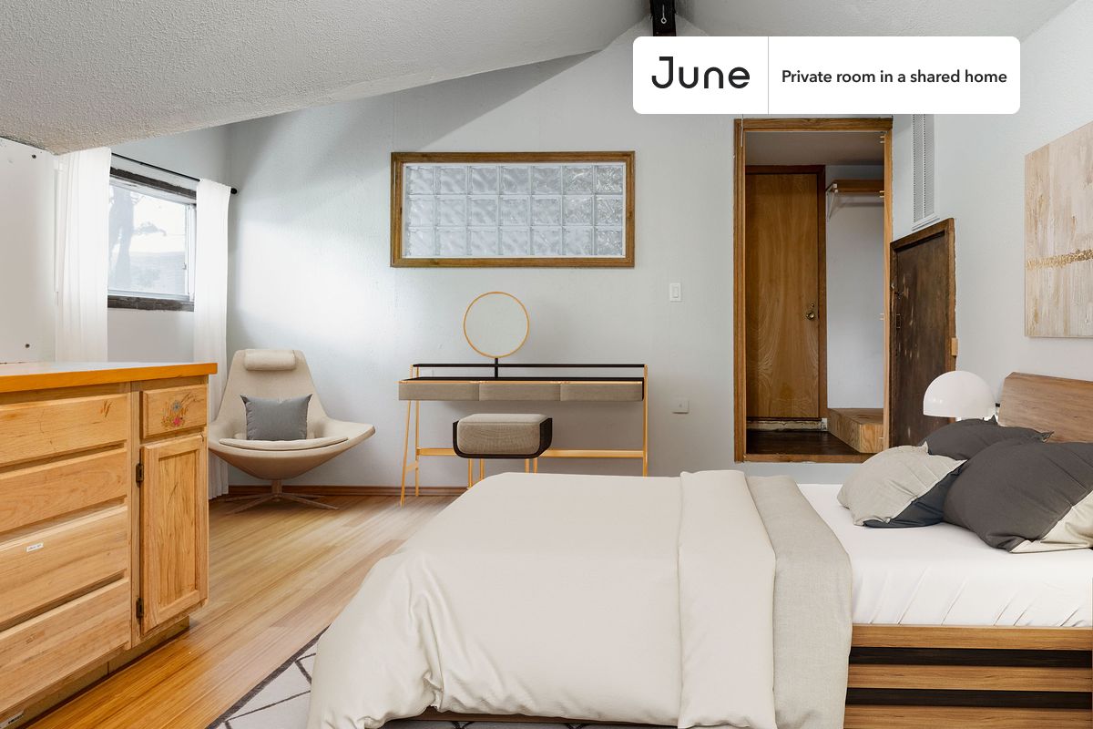 Full bedroom in a 4 bedroom / 2 bathroom apartment!
Check out 3D tour now: https://jnhm.es/89V
This Full room in Riverside is available on a flexible 1-18 month lease. Monthly rent rate is determined by furnishing preference, move-in date and move-out date. Speak to a June representative for recommendations on the best stay duration for the lowest rate, and learn more about this home on the June website: https://jnhm.es/6ka
Amenities of this home: Dishwasher, Furnished Common Areas, Wi-Fi - Paid separately (High-Speed), Outdoor space, Guarantors Allowed, Decorative fireplace, 32-inch Flat-Screen TV, Dining area, Laundry in home (free), Driveway parking (Paid separately), Hardwood Flooring, Microwave, Oven, Refrigerator, also, this unit is conveniently located, several local parks, restaurants and bars are just minutes away.
About June Homes: Welcome to the easiest rental experience of your life. Rent furnished or unfurnished apartments for 1 - 18 months, bypass hidden costs and broker fees and enjoy an easy move-in. As a resident, you’ll have access to 24/7 support and monthly cleanings of the home’s shared spaces. Sign up now to apply online for your next home with June: https://jnhm.es/sign-roomi
Interested? Use this listing ID when speaking to June team: #1497 C