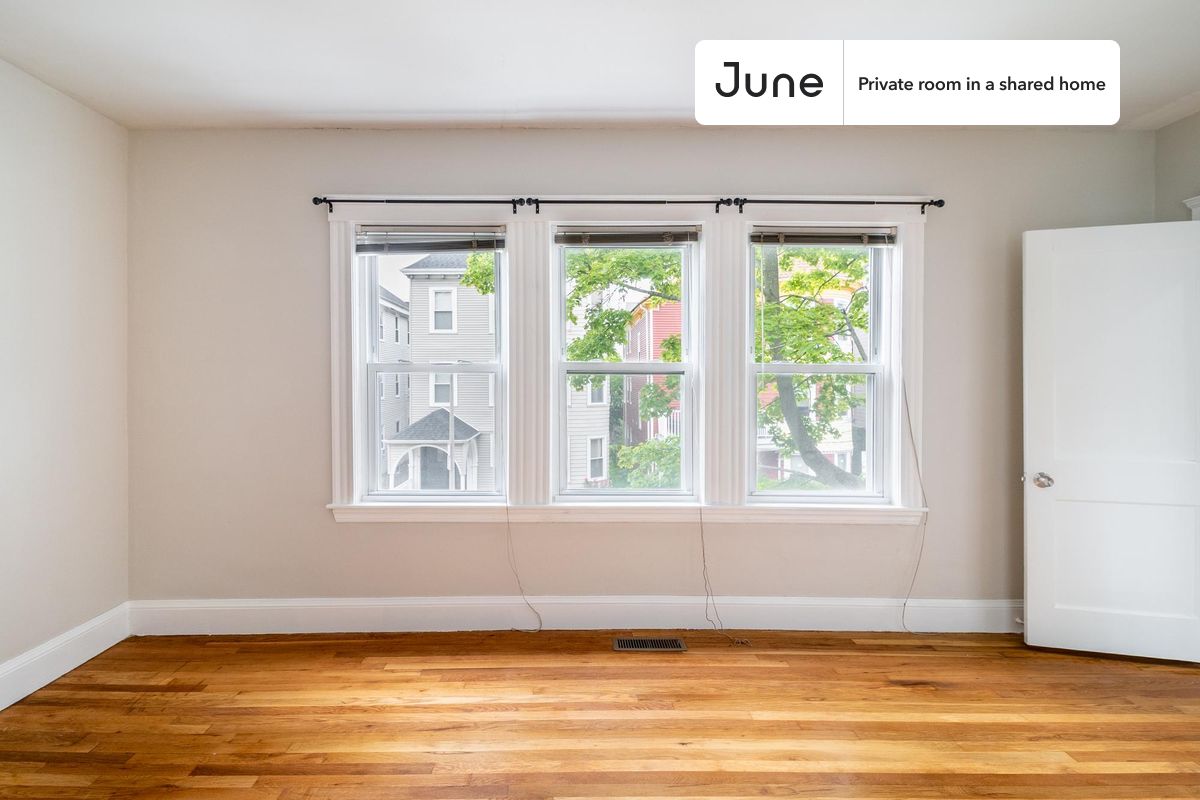 

PLEASE NOTE: This is a private room in a shared apartment. You will have your own bedroom and shared common areas (kitchen, bathroom, etc.) with other residents.

Full bedroom in a 4 bedroom / 1 bathroom apartment!

Check out 3D tour now:  https://jnhm.es/87U

This  Full room in Mission Hill  is available on a 12 month lease or a flexible short term (31 to 364 days) lease. You pick your custom start and end date. Monthly rent rate is determined by furnishing preference, move-in date and move-out date. Speak to a June representative for recommendations on the best stay duration for the lowest rate, and learn more about this home on the June website:  https://jnhm.es/67u

Amenities of this home:      Furnished Common Areas,    Wi-Fi - Paid separately (High-Speed),    Guarantors Allowed,       Laundry in home (free),    Hardwood Flooring,    Microwave,    Oven,    Refrigerator,   also, this unit is conveniently located, several local parks, restaurants and bars are just minutes away.

About June Homes: Welcome to the easiest rental experience of your life. Rent furnished or unfurnished apartments on a 12 month lease or a flexible short term (31 to 364 days). As a resident, you’ll have access to 24/7 support and monthly cleanings of the home’s shared spaces. Sign up now to apply online for your next home with June: https://jnhm.es/sign-roomi

Brokers welcome! Contact us for more details.

Interested? Kindly note that the minimum stay duration would be 31 days. 

Use this listing ID when speaking to June team:  #1227 A