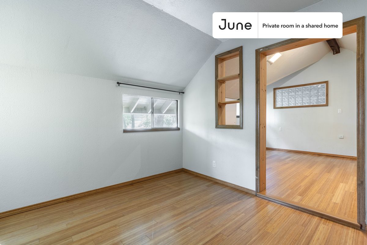 Full bedroom in a 4 bedroom / 2 bathroom apartment!
Check out 3D tour now: https://jnhm.es/89V
This Full room in Riverside is available on a flexible 1-18 month lease. Monthly rent rate is determined by furnishing preference, move-in date and move-out date. Speak to a June representative for recommendations on the best stay duration for the lowest rate, and learn more about this home on the June website: https://jnhm.es/6ka
Amenities of this home: Dishwasher, Furnished Common Areas, Wi-Fi - Paid separately (High-Speed), Outdoor space, Guarantors Allowed, Decorative fireplace, 32-inch Flat-Screen TV, Dining area, Laundry in home (free), Driveway parking (Paid separately), Hardwood Flooring, Microwave, Oven, Refrigerator, also, this unit is conveniently located, several local parks, restaurants and bars are just minutes away.
About June Homes: Welcome to the easiest rental experience of your life. Rent furnished or unfurnished apartments for 1 - 18 months, bypass hidden costs and broker fees and enjoy an easy move-in. As a resident, you’ll have access to 24/7 support and monthly cleanings of the home’s shared spaces. Sign up now to apply online for your next home with June: https://jnhm.es/sign-roomi
Interested? Use this listing ID when speaking to June team: #1497 C