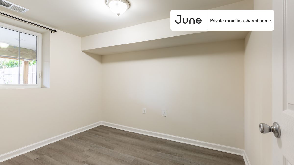 PLEASE NOTE: This is a private room in a shared apartment. You will have your own bedroom and shared common areas (kitchen, bathroom, etc.) with other residents.
Queen bedroom in a 4 bedroom / 3.5 bathroom apartment!
Check out 3D tour now: https://jnhm.es/8dc
This Queen room in Petworth is available on a 12 month lease or a flexible short term (31 to 364 days) lease. You pick your custom start and end date. Monthly rent rate is determined by furnishing preference, move-in date and move-out date. Speak to a June representative for recommendations on the best stay duration for the lowest rate, and learn more about this home on the June website: https://jnhm.es/6tz
Amenities of this home: Dishwasher, Furnished Common Areas, Wi-Fi - Paid separately (High-Speed), Guarantors Allowed, 32-inch Flat-Screen TV, Central AC (Common space), Laundry in home (free), Hardwood Flooring, Microwave, Oven, Refrigerator, also, this unit is conveniently located, several local parks, restaurants and bars are just minutes away.
About June Homes: Welcome to the easiest rental experience of your life. Rent furnished or unfurnished apartments on a 12 month lease or a flexible short term (31 to 364 days). As a resident, you’ll have access to 24/7 support and monthly cleanings of the home’s shared spaces. Sign up now to apply online for your next home with June: https://jnhm.es/sign-roomi
Brokers welcome! Contact us for more details.
Interested? Kindly note that the minimum stay duration would be 31 days.
Use this listing ID when speaking to June team: #1686 D