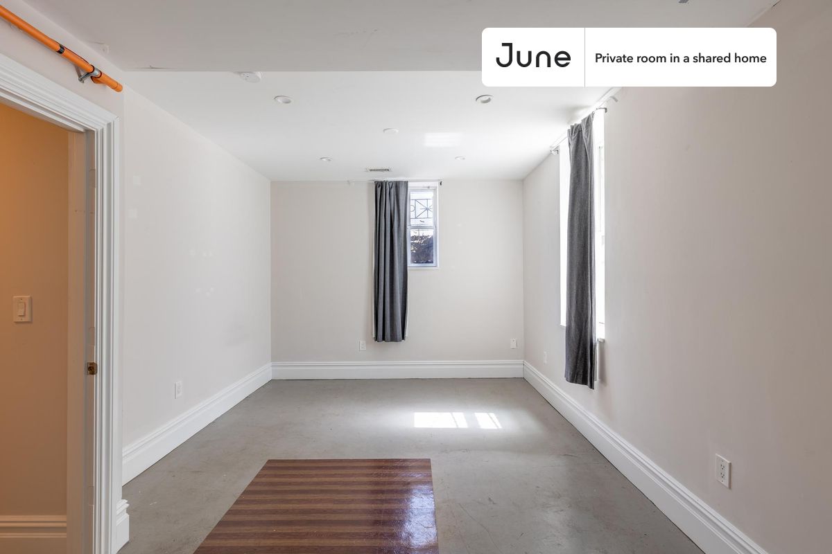 

Queen bedroom in a 6 bedroom / 3 bathroom apartment!

Check out 3D tour now:  https://jnhm.es/8b8

This  Queen room in Mission Hill  is available on a flexible 1-18 month lease. Monthly rent rate is determined by furnishing preference, move-in date and move-out date. Speak to a June representative for recommendations on the best stay duration for the lowest rate, and learn more about this home on the June website:  https://jnhm.es/5YW

Amenities of this home:   Dishwasher,    Furnished Common Areas,    Wi-Fi - Paid separately (High-Speed),    Guarantors Allowed,       32-inch Flat-Screen TV,    Dine in kitchen,       Street parking,    Laundry in home (free),    Living area,    Hardwood Flooring,    Microwave,    Oven,    Refrigerator,   also, this unit is conveniently located, several local parks, restaurants and bars are just minutes away.

About June Homes: Welcome to the easiest rental experience of your life. Rent furnished or unfurnished apartments for 1 - 18 months, bypass hidden costs and broker fees and enjoy an easy move-in. As a resident, you’ll have access to 24/7 support and monthly cleanings of the home’s shared spaces. Sign up now to apply online for your next home with June: https://jnhm.es/sign-roomi

Interested? Kindly note that the minimum stay duration would be 31 days. 

Use this listing ID when speaking to June team:  #1035 E