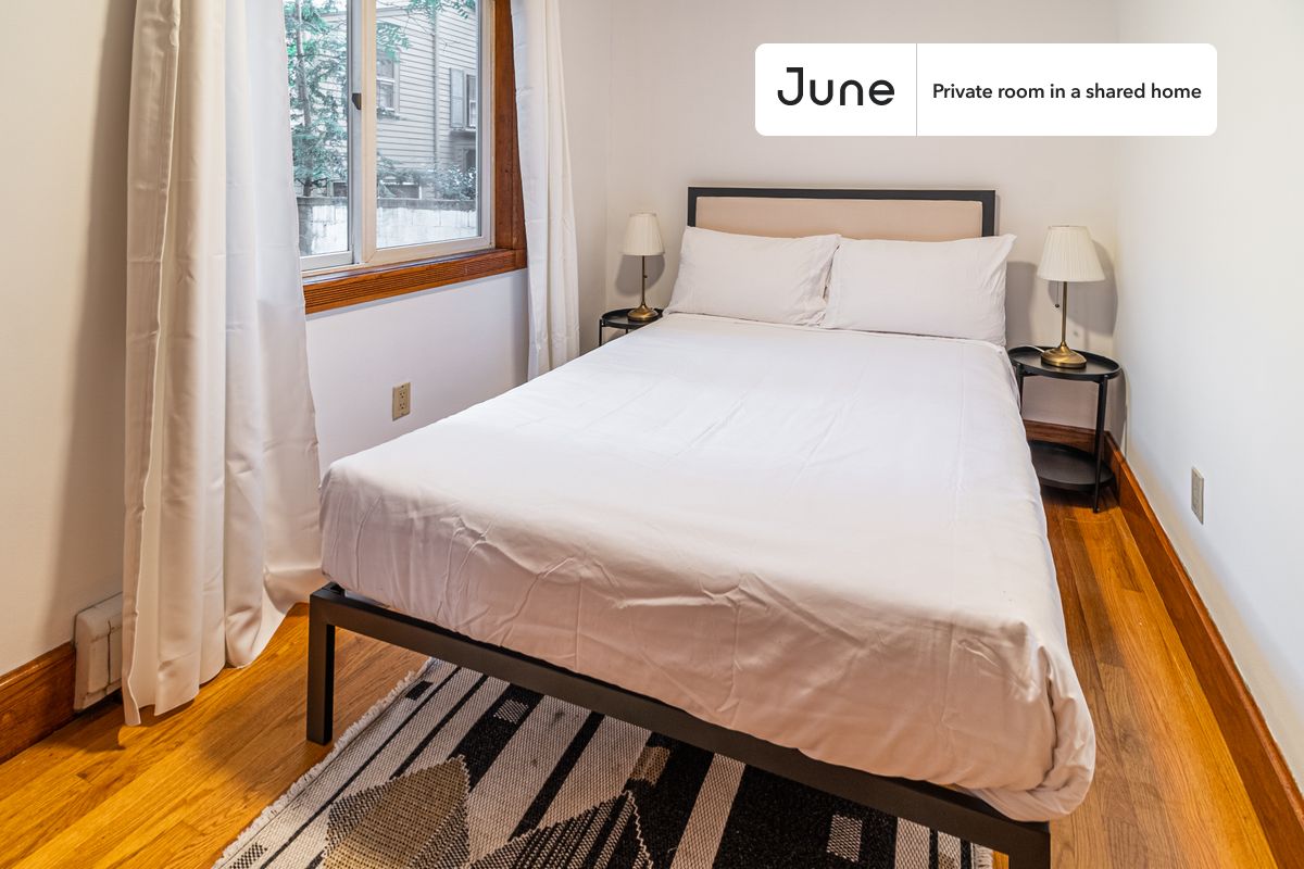 

PLEASE NOTE: This is a private room in a shared apartment. You will have your own bedroom and shared common areas (kitchen, bathroom, etc.) with other residents.

Full bedroom in a 5 bedroom / 2 bathroom apartment!

Check out 3D tour now:  https://jnhm.es/88r

This  Full room in Central Square (Cambridge)  is available on a 12 month lease or a flexible short term (31 to 364 days) lease. You pick your custom start and end date. Monthly rent rate is determined by furnishing preference, move-in date and move-out date. Speak to a June representative for recommendations on the best stay duration for the lowest rate, and learn more about this home on the June website:  https://jnhm.es/6j6

Amenities of this home:   Dishwasher,    Furnished Common Areas,    Wi-Fi - Paid separately (High-Speed),    Outdoor space,    Guarantors Allowed,       32-inch Flat-Screen TV,    Dining area,       Street parking - City permit required,    Laundry in home (free),    Living area,    Hardwood Flooring,    Microwave,    Oven,    Refrigerator,   also, this unit is conveniently located, several local parks, restaurants and bars are just minutes away.

About June Homes: Welcome to the easiest rental experience of your life. Rent furnished or unfurnished apartments on a 12 month lease or a flexible short term (31 to 364 days). As a resident, you’ll have access to 24/7 support and monthly cleanings of the home’s shared spaces. Sign up now to apply online for your next home with June: https://jnhm.es/sign-roomi

Brokers welcome! Contact us for more details.

Interested? Kindly note that the minimum stay duration would be 31 days. 

Use this listing ID when speaking to June team:  #1474 C