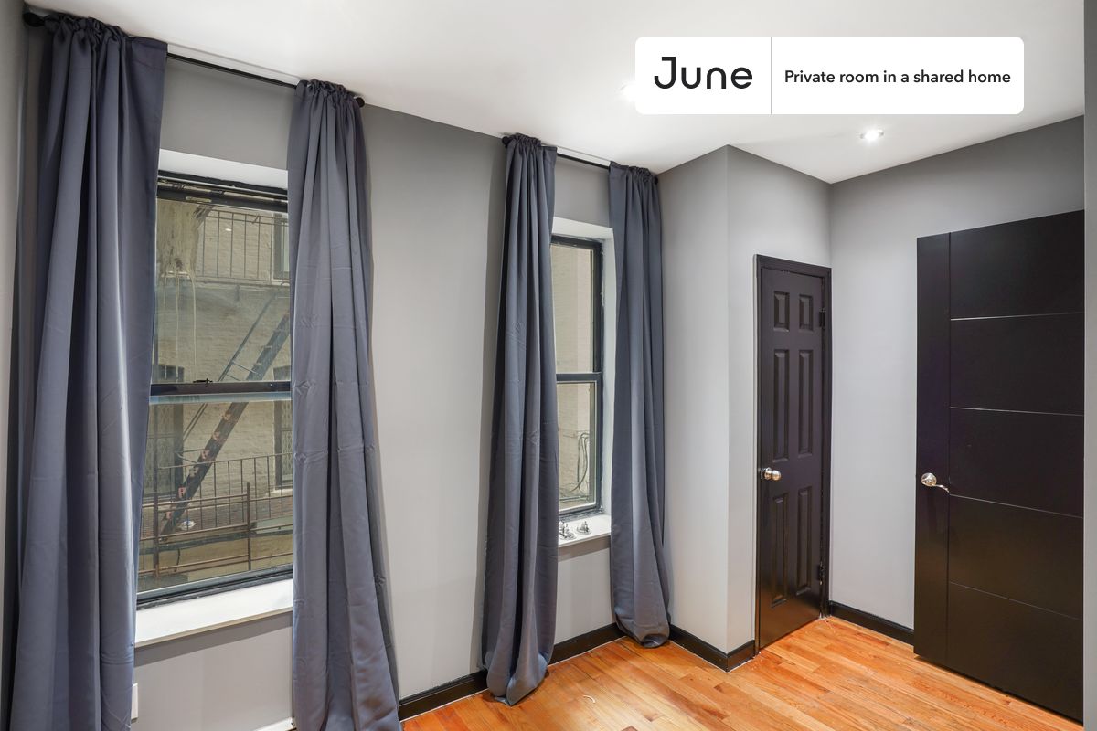 PLEASE NOTE: This is a private room in a shared apartment. You will have your own bedroom and shared common areas (kitchen, bathroom, etc.) with other residents.
Queen bedroom in a 4 bedroom / 1 bathroom apartment!
Check out 3D tour now: https://jnhm.es/U1
This Queen room in Upper West Side is available on a 12 month lease or a flexible short term (31 to 364 days) lease. You pick your custom start and end date. Monthly rent rate is determined by furnishing preference, move-in date and move-out date. Speak to a June representative for recommendations on the best stay duration for the lowest rate, and learn more about this home on the June website: https://jnhm.es/5AZ
Amenities of this home: Laundry in home (free), Street parking - City permit required, 32-inch Flat-Screen TV, Guarantors Allowed, Elevator, Wi-Fi - Paid separately (High-Speed), Furnished Common Areas, Dishwasher, Courtyard, Hardwood Flooring, Microwave, Oven, Refrigerator, also, this unit is conveniently located, several local parks, restaurants and bars are just minutes away.
About June Homes: Welcome to the easiest rental experience of your life. Rent furnished or unfurnished apartments on a 12 month lease or a flexible short term (31 to 364 days). As a resident, you’ll have access to 24/7 support and monthly cleanings of the home’s shared spaces. Sign up now to apply online for your next home with June: https://jnhm.es/sign-roomi
Brokers welcome! Contact us for more details.
Interested? Use this listing ID when speaking to June team: #550 A