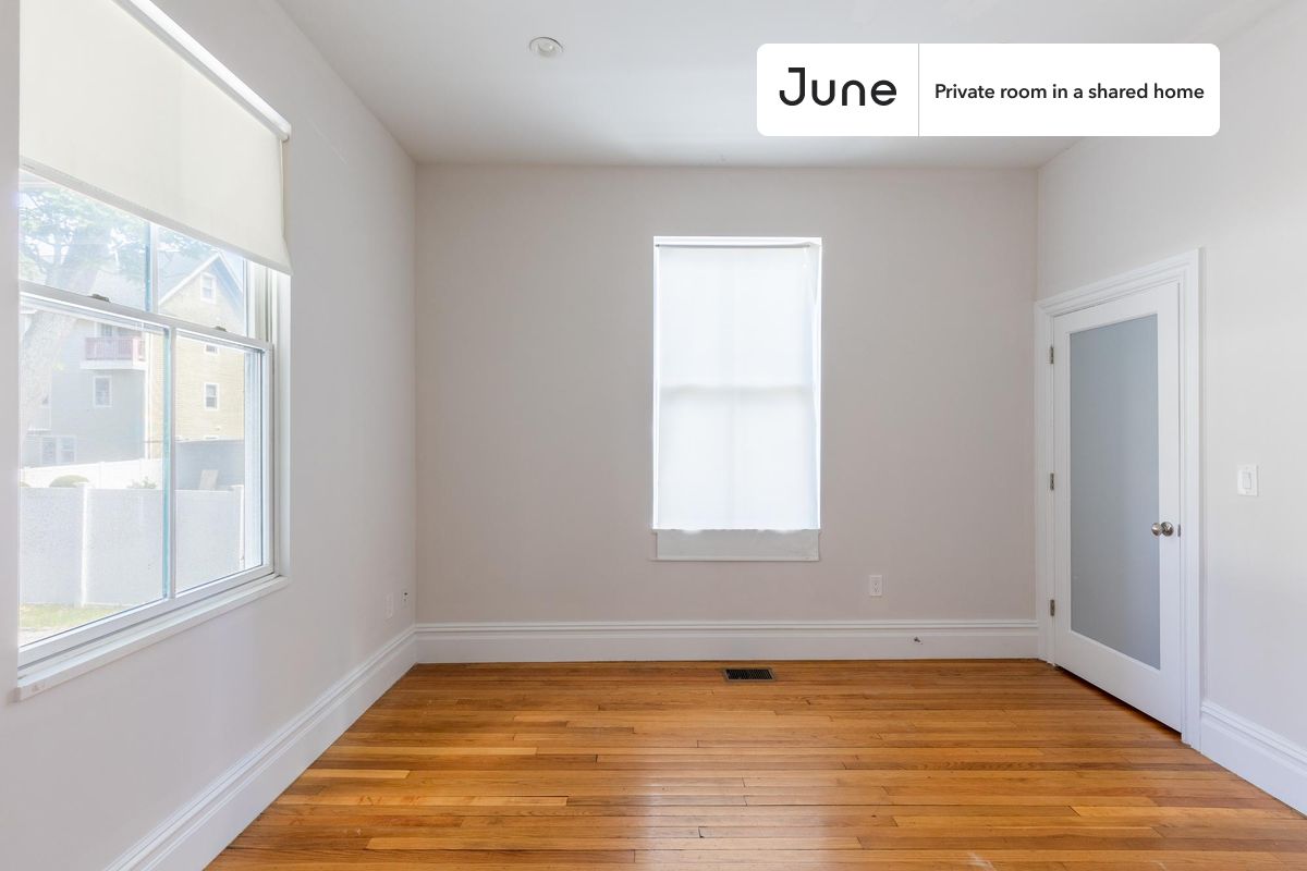 

Queen bedroom in a 6 bedroom / 3 bathroom apartment!

Check out 3D tour now:  https://jnhm.es/8b8

This  Queen room in Mission Hill  is available on a flexible 1-18 month lease. Monthly rent rate is determined by furnishing preference, move-in date and move-out date. Speak to a June representative for recommendations on the best stay duration for the lowest rate, and learn more about this home on the June website:  https://jnhm.es/5YT

Amenities of this home:   Dishwasher,    Furnished Common Areas,    Wi-Fi - Paid separately (High-Speed),    Guarantors Allowed,       32-inch Flat-Screen TV,    Dine in kitchen,       Street parking,    Laundry in home (free),    Living area,    Hardwood Flooring,    Microwave,    Oven,    Refrigerator,   also, this unit is conveniently located, several local parks, restaurants and bars are just minutes away.

About June Homes: Welcome to the easiest rental experience of your life. Rent furnished or unfurnished apartments for 1 - 18 months, bypass hidden costs and broker fees and enjoy an easy move-in. As a resident, you’ll have access to 24/7 support and monthly cleanings of the home’s shared spaces. Sign up now to apply online for your next home with June: https://jnhm.es/sign-roomi

Interested? Kindly note that the minimum stay duration would be 31 days. 

Use this listing ID when speaking to June team:  #1035 C