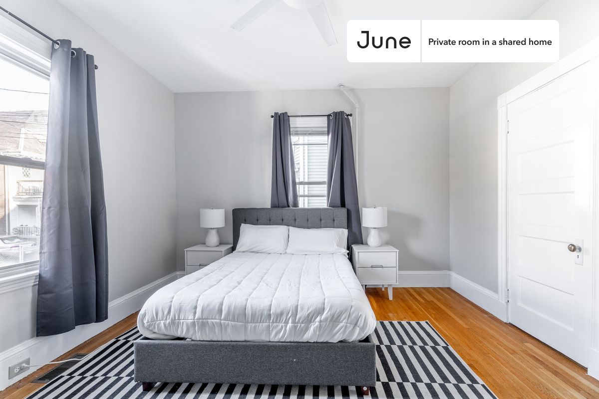

PLEASE NOTE: This is a private room in a shared apartment. You will have your own bedroom and shared common areas (kitchen, bathroom, etc.) with other residents.

Full bedroom in a 3 bedroom / 1 bathroom apartment!

Check out 3D tour now:  https://jnhm.es/8bP

This  Full room in Brighton  is available on a 12 month lease or a flexible short term (31 to 364 days) lease. You pick your custom start and end date. Monthly rent rate is determined by furnishing preference, move-in date and move-out date. Speak to a June representative for recommendations on the best stay duration for the lowest rate, and learn more about this home on the June website:  https://jnhm.es/6l6

Amenities of this home:   Dishwasher,    Furnished Common Areas,    Wi-Fi - Paid separately (High-Speed),    Guarantors Allowed,       Dine in kitchen,       Street parking - City permit required,    Laundry in home (free),    Hardwood Flooring,    Microwave,    Oven,    Refrigerator,   also, this unit is conveniently located, several local parks, restaurants and bars are just minutes away.

About June Homes: Welcome to the easiest rental experience of your life. Rent furnished or unfurnished apartments on a 12 month lease or a flexible short term (31 to 364 days). As a resident, you’ll have access to 24/7 support and monthly cleanings of the home’s shared spaces. Sign up now to apply online for your next home with June: https://jnhm.es/sign-roomi

Brokers welcome! Contact us for more details.

Interested? Kindly note that the minimum stay duration would be 31 days. 

Use this listing ID when speaking to June team:  #1516 B
