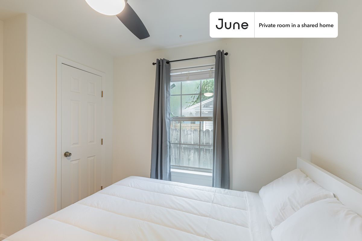 

PLEASE NOTE: This is a private room in a shared apartment. You will have your own bedroom and shared common areas (kitchen, bathroom, etc.) with other residents.

Full bedroom in a 4 bedroom / 2 bathroom apartment!

Check out 3D tour now:  https://jnhm.es/84w

This  Full room in Highland  is available on a 12 month lease or a flexible short term (31 to 364 days) lease. You pick your custom start and end date. Monthly rent rate is determined by furnishing preference, move-in date and move-out date. Speak to a June representative for recommendations on the best stay duration for the lowest rate, and learn more about this home on the June website:  https://jnhm.es/67z

Amenities of this home:   Dishwasher,    Furnished Common Areas,    Wi-Fi - Paid separately (High-Speed),    Guarantors Allowed,       32-inch Flat-Screen TV,    Central AC (Common space),    Laundry in home (free),    Hardwood Flooring,    Microwave,    Oven,    Refrigerator,   also, this unit is conveniently located, several local parks, restaurants and bars are just minutes away.

About June Homes: Welcome to the easiest rental experience of your life. Rent furnished or unfurnished apartments on a 12 month lease or a flexible short term (31 to 364 days). As a resident, you’ll have access to 24/7 support and monthly cleanings of the home’s shared spaces. Sign up now to apply online for your next home with June: https://jnhm.es/sign-roomi

Brokers welcome! Contact us for more details.

Interested? Use this listing ID when speaking to June team:  #1229 D