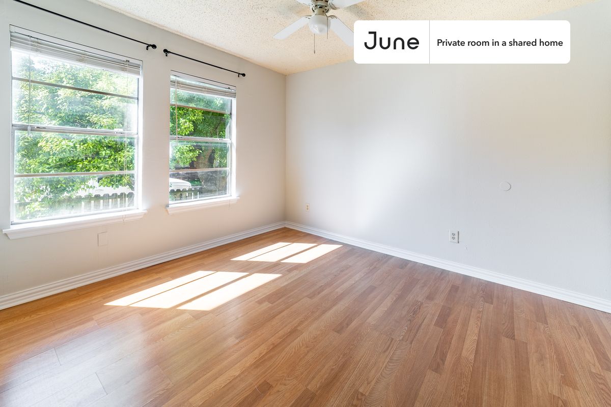 Full bedroom in a 4 bedroom / 2 bathroom apartment!
Check out 3D tour now: https://jnhm.es/8aE
This Full room in Chestnut is available on a flexible 1-18 month lease. Monthly rent rate is determined by furnishing preference, move-in date and move-out date. Speak to a June representative for recommendations on the best stay duration for the lowest rate, and learn more about this home on the June website: https://jnhm.es/6m1
Amenities of this home: Dishwasher, Furnished Common Areas, Wi-Fi - Paid separately (High-Speed), Guarantors Allowed, 32-inch Flat-Screen TV, Street parking, Laundry in home (free), Living area, Hardwood Flooring, Microwave, Oven, Refrigerator, also, this unit is conveniently located, several local parks, restaurants and bars are just minutes away.
About June Homes: Welcome to the easiest rental experience of your life. Rent furnished or unfurnished apartments for 1 - 18 months, bypass hidden costs and broker fees and enjoy an easy move-in. As a resident, you’ll have access to 24/7 support and monthly cleanings of the home’s shared spaces. Sign up now to apply online for your next home with June: https://jnhm.es/sign-roomi
Interested? Use this listing ID when speaking to June team: #1531 D