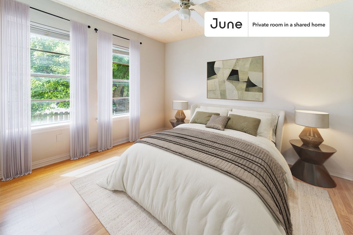 Full bedroom in a 4 bedroom / 2 bathroom apartment!
Check out 3D tour now: https://jnhm.es/8aE
This Full room in Chestnut is available on a flexible 1-18 month lease. Monthly rent rate is determined by furnishing preference, move-in date and move-out date. Speak to a June representative for recommendations on the best stay duration for the lowest rate, and learn more about this home on the June website: https://jnhm.es/6m1
Amenities of this home: Dishwasher, Furnished Common Areas, Wi-Fi - Paid separately (High-Speed), Guarantors Allowed, 32-inch Flat-Screen TV, Street parking, Laundry in home (free), Living area, Hardwood Flooring, Microwave, Oven, Refrigerator, also, this unit is conveniently located, several local parks, restaurants and bars are just minutes away.
About June Homes: Welcome to the easiest rental experience of your life. Rent furnished or unfurnished apartments for 1 - 18 months, bypass hidden costs and broker fees and enjoy an easy move-in. As a resident, you’ll have access to 24/7 support and monthly cleanings of the home’s shared spaces. Sign up now to apply online for your next home with June: https://jnhm.es/sign-roomi
Interested? Use this listing ID when speaking to June team: #1531 D