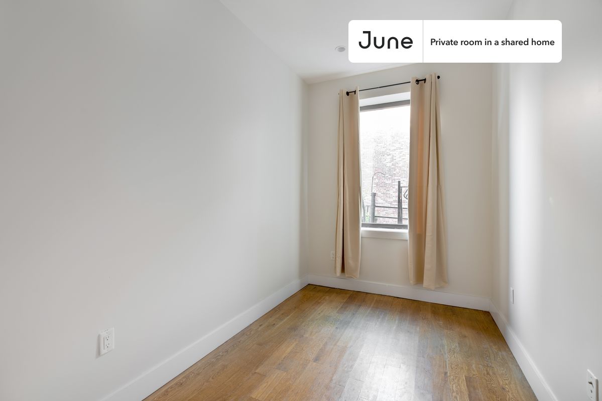 PLEASE NOTE: This is a private room in a shared apartment. You will have your own bedroom and shared common areas (kitchen, bathroom, etc.) with other residents.
Full bedroom in a 3 bedroom / 1 bathroom apartment!
Check out 3D tour now: https://jnhm.es/12u
This Full room in Central Harlem is available on a 12 month lease or a flexible short term (31 to 364 days) lease. You pick your custom start and end date. Monthly rent rate is determined by furnishing preference, move-in date and move-out date. Speak to a June representative for recommendations on the best stay duration for the lowest rate, and learn more about this home on the June website: https://jnhm.es/62F
Amenities of this home: Dishwasher, Furnished Common Areas, Wi-Fi - Paid separately (High-Speed), Guarantors Allowed, Central AC (Common space), Laundry in home (free), Wall-Mounted TV, Hardwood Flooring, Microwave, Oven, Refrigerator, also, this unit is conveniently located, several local parks, restaurants and bars are just minutes away.
About June Homes: Welcome to the easiest rental experience of your life. Rent furnished or unfurnished apartments on a 12 month lease or a flexible short term (31 to 364 days). As a resident, you’ll have access to 24/7 support and monthly cleanings of the home’s shared spaces. Sign up now to apply online for your next home with June: https://jnhm.es/sign-roomi
Brokers welcome! Contact us for more details.
Interested? Use this listing ID when speaking to June team: #1089 B