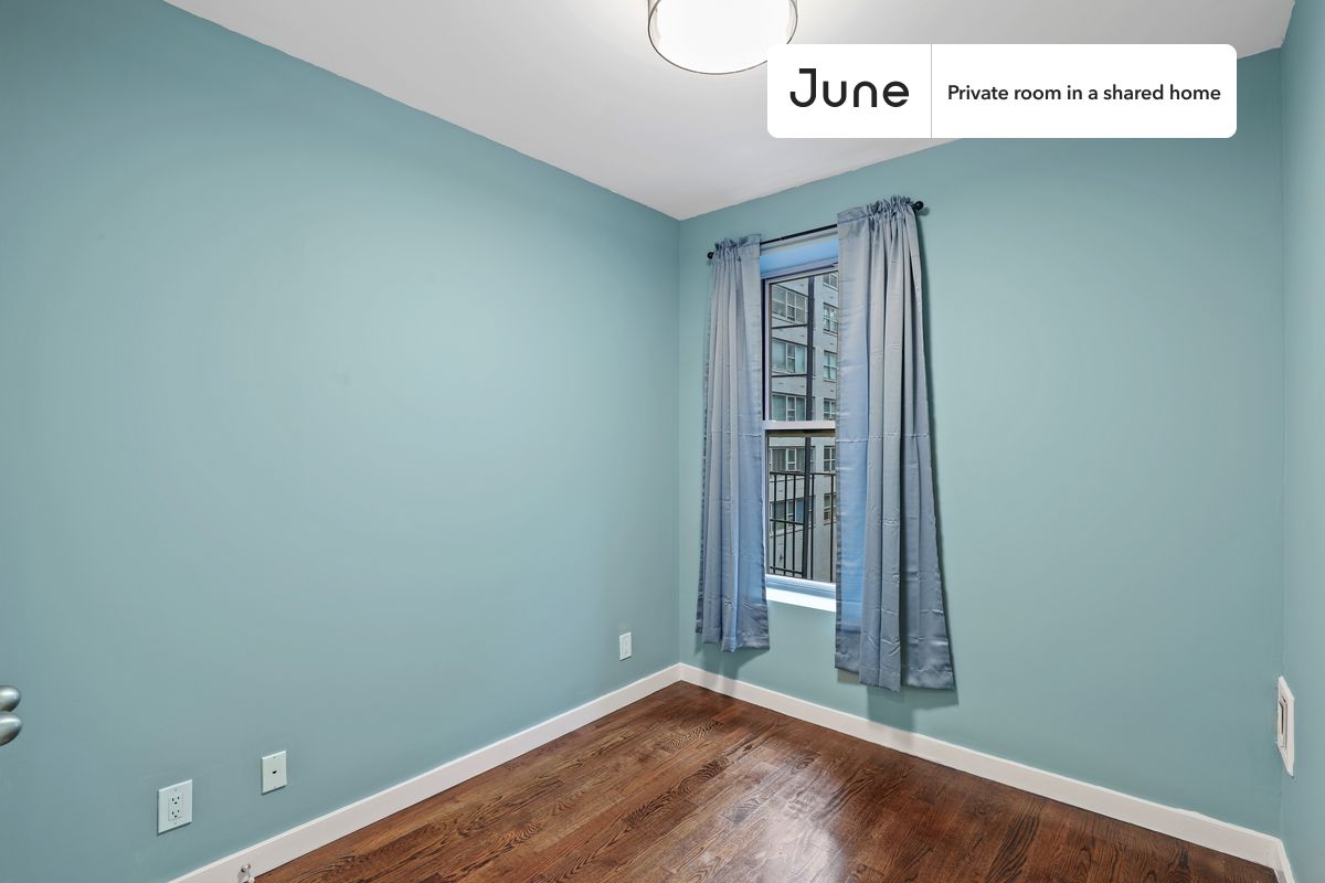 

PLEASE NOTE: This is a private room in a shared apartment. You will have your own bedroom and shared common areas (kitchen, bathroom, etc.) with other residents.

Full bedroom in a 3 bedroom / 1 bathroom apartment!

Check out 3D tour now:  https://jnhm.es/Tj

This  Full room in Upper East Side  is available on a 12 month lease or a flexible short term (31 to 364 days) lease. You pick your custom start and end date. Monthly rent rate is determined by furnishing preference, move-in date and move-out date. Speak to a June representative for recommendations on the best stay duration for the lowest rate, and learn more about this home on the June website:  https://jnhm.es/5Av

Amenities of this home:   Dishwasher,    Furnished Common Areas,    Wi-Fi - Paid separately (High-Speed),    Guarantors Allowed,       32-inch Flat-Screen TV,       Street parking - City permit required,    Hardwood Flooring,    Microwave,    Oven,    Refrigerator,   also, this unit is conveniently located, several local parks, restaurants and bars are just minutes away.

About June Homes: Welcome to the easiest rental experience of your life. Rent furnished or unfurnished apartments on a 12 month lease or a flexible short term (31 to 364 days). As a resident, you’ll have access to 24/7 support and monthly cleanings of the home’s shared spaces. Sign up now to apply online for your next home with June: https://jnhm.es/sign-roomi

Brokers welcome! Contact us for more details.

Interested? Use this listing ID when speaking to June team:  #542 C