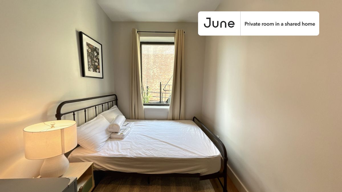 PLEASE NOTE: This is a private room in a shared apartment. You will have your own bedroom and shared common areas (kitchen, bathroom, etc.) with other residents.
Full bedroom in a 3 bedroom / 1 bathroom apartment!
Check out 3D tour now: https://jnhm.es/12u
This Full room in Central Harlem is available on a 12 month lease or a flexible short term (31 to 364 days) lease. You pick your custom start and end date. Monthly rent rate is determined by furnishing preference, move-in date and move-out date. Speak to a June representative for recommendations on the best stay duration for the lowest rate, and learn more about this home on the June website: https://jnhm.es/62F
Amenities of this home: Dishwasher, Furnished Common Areas, Wi-Fi - Paid separately (High-Speed), Guarantors Allowed, Central AC (Common space), Laundry in home (free), Wall-Mounted TV, Hardwood Flooring, Microwave, Oven, Refrigerator, also, this unit is conveniently located, several local parks, restaurants and bars are just minutes away.
About June Homes: Welcome to the easiest rental experience of your life. Rent furnished or unfurnished apartments on a 12 month lease or a flexible short term (31 to 364 days). As a resident, you’ll have access to 24/7 support and monthly cleanings of the home’s shared spaces. Sign up now to apply online for your next home with June: https://jnhm.es/sign-roomi
Brokers welcome! Contact us for more details.
Interested? Use this listing ID when speaking to June team: #1089 B