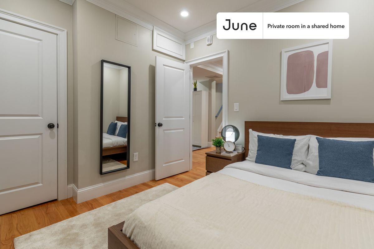 

PLEASE NOTE: This is a private room in a shared apartment. You will have your own bedroom and shared common areas (kitchen, bathroom, etc.) with other residents.

Full bedroom in a 4 bedroom / 1 bathroom apartment!

Check out 3D tour now:  https://jnhm.es/RG

This  Full room in North End  is available on a 12 month lease or a flexible short term (31 to 364 days) lease. You pick your custom start and end date. Monthly rent rate is determined by furnishing preference, move-in date and move-out date. Speak to a June representative for recommendations on the best stay duration for the lowest rate, and learn more about this home on the June website:  https://jnhm.es/Gj

Amenities of this home:   Dishwasher,    Furnished Common Areas,    Wi-Fi - Paid separately (High-Speed),    Guarantors Allowed,       32-inch Flat-Screen TV,    Dining area,    Street parking - City permit required,       Smart lock,    Hardwood Flooring,    Microwave,    Oven,    Refrigerator,    Air Conditioning | HVAC,   also, this unit is conveniently located, several local parks, restaurants and bars are just minutes away.

About June Homes: Welcome to the easiest rental experience of your life. Rent furnished or unfurnished apartments on a 12 month lease or a flexible short term (31 to 364 days). As a resident, you’ll have access to 24/7 support and monthly cleanings of the home’s shared spaces. Sign up now to apply online for your next home with June: https://jnhm.es/sign-roomi

Brokers welcome! Contact us for more details.

Interested? Kindly note that the minimum stay duration would be 31 days. 

Use this listing ID when speaking to June team:  #278 A