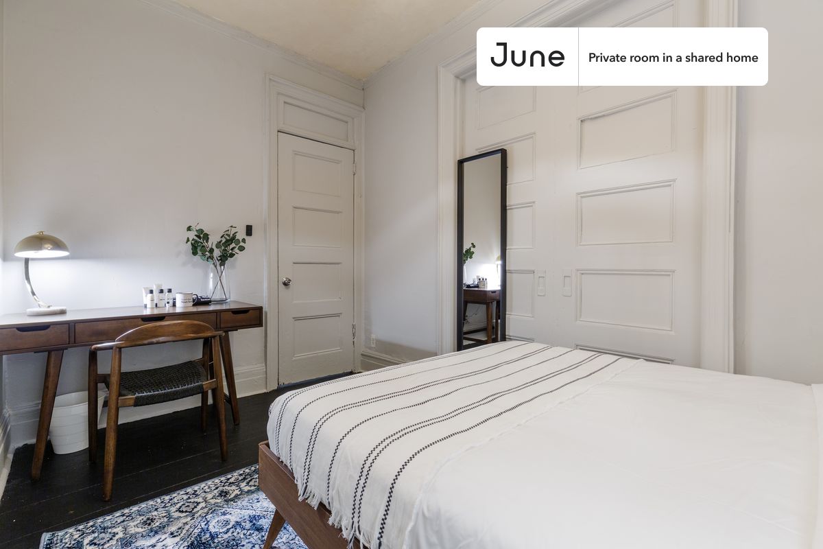 

PLEASE NOTE: This is a private room in a shared apartment. You will have your own bedroom and shared common areas (kitchen, bathroom, etc.) with other residents.

Queen bedroom in a 4 bedroom / 1 bathroom apartment!

Check out 3D tour now:  https://jnhm.es/Qw

This  Queen room in Chelsea  is available on a 12 month lease or a flexible short term (31 to 364 days) lease. You pick your custom start and end date. Monthly rent rate is determined by furnishing preference, move-in date and move-out date. Speak to a June representative for recommendations on the best stay duration for the lowest rate, and learn more about this home on the June website:  https://jnhm.es/Ju

Amenities of this home:   Furnished Common Areas,    Wi-Fi - Paid separately (High-Speed),    Guarantors Allowed,       32-inch Flat-Screen TV,       Smart lock,    Hardwood Flooring,    Microwave,    Oven,    Refrigerator,   also, this unit is conveniently located, several local parks, restaurants and bars are just minutes away.

About June Homes: Welcome to the easiest rental experience of your life. Rent furnished or unfurnished apartments on a 12 month lease or a flexible short term (31 to 364 days). As a resident, you’ll have access to 24/7 support and monthly cleanings of the home’s shared spaces. Sign up now to apply online for your next home with June: https://jnhm.es/sign-roomi

Brokers welcome! Contact us for more details.

Interested? Use this listing ID when speaking to June team:  #323 C