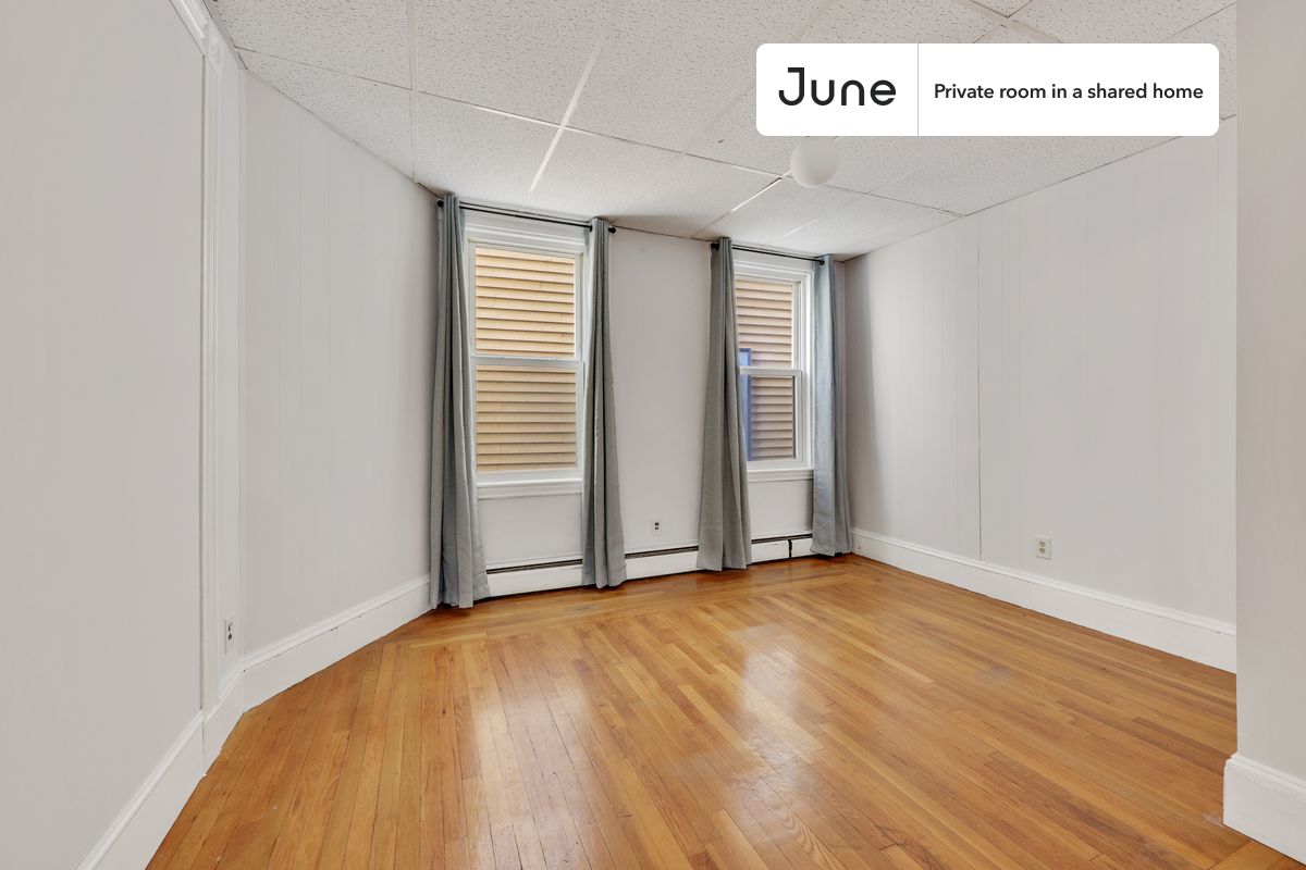 PLEASE NOTE: This is a private room in a shared apartment. You will have your own bedroom and shared common areas (kitchen, bathroom, etc.) with other residents.
Queen bedroom in a 3 bedroom / 1 bathroom apartment!
Check out 3D tour now: https://jnhm.es/ZB
This Queen room in JFK/UMass is available on a 12 month lease or a flexible short term (31 to 364 days) lease. You pick your custom start and end date. Monthly rent rate is determined by furnishing preference, move-in date and move-out date. Speak to a June representative for recommendations on the best stay duration for the lowest rate, and learn more about this home on the June website: https://jnhm.es/5QG
Amenities of this home: Dishwasher, Furnished Common Areas, Wi-Fi - Paid separately (High-Speed), Guarantors Allowed, Street parking - City permit required, Laundry in home (free), Balcony, Hardwood Flooring, Microwave, Oven, Refrigerator, also, this unit is conveniently located, several local parks, restaurants and bars are just minutes away.
About June Homes: Welcome to the easiest rental experience of your life. Rent furnished or unfurnished apartments on a 12 month lease or a flexible short term (31 to 364 days). As a resident, you’ll have access to 24/7 support and monthly cleanings of the home’s shared spaces. Sign up now to apply online for your next home with June: https://jnhm.es/sign-roomi
Brokers welcome! Contact us for more details.
Interested? Kindly note that the minimum stay duration would be 31 days.
Use this listing ID when speaking to June team: #886 B