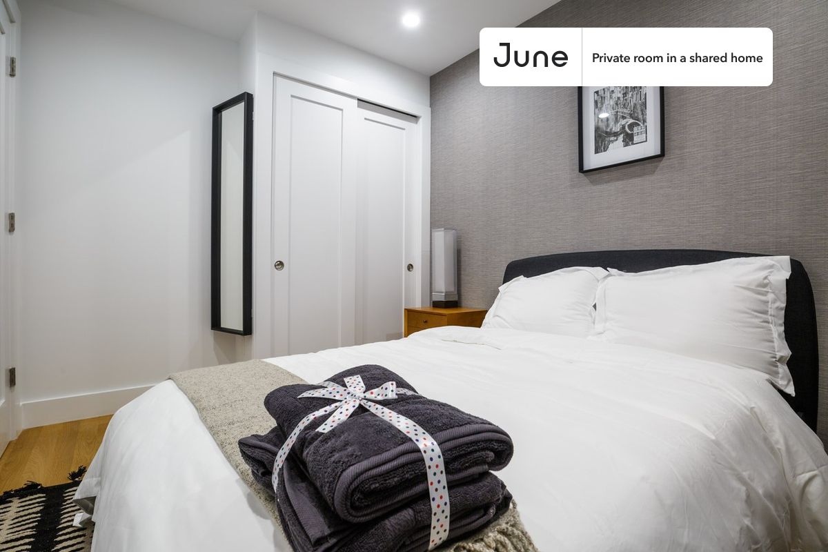 PLEASE NOTE: This is a private room in a shared apartment. You will have your own bedroom and shared common areas (kitchen, bathroom, etc.) with other residents.
Queen bedroom in a 4 bedroom / 1.5 bathroom apartment!
Check out 3D tour now: https://jnhm.es/Ph
This Queen room in Central Park is available on a 12 month lease or a flexible short term (31 to 364 days) lease. You pick your custom start and end date. Monthly rent rate is determined by furnishing preference, move-in date and move-out date. Speak to a June representative for recommendations on the best stay duration for the lowest rate, and learn more about this home on the June website: https://jnhm.es/3u
Amenities of this home: Dishwasher, Furnished Common Areas, Wi-Fi - Paid separately (High-Speed), Elevator, Guarantors Allowed, 32-inch Flat-Screen TV, Laundry in home (free), Hardwood Flooring, Microwave, Oven, Refrigerator, also, this unit is conveniently located, several local parks, restaurants and bars are just minutes away.
About June Homes: Welcome to the easiest rental experience of your life. Rent furnished or unfurnished apartments on a 12 month lease or a flexible short term (31 to 364 days). As a resident, you’ll have access to 24/7 support and monthly cleanings of the home’s shared spaces. Sign up now to apply online for your next home with June: https://jnhm.es/sign-roomi
Brokers welcome! Contact us for more details.
Interested? Use this listing ID when speaking to June team: #109 D