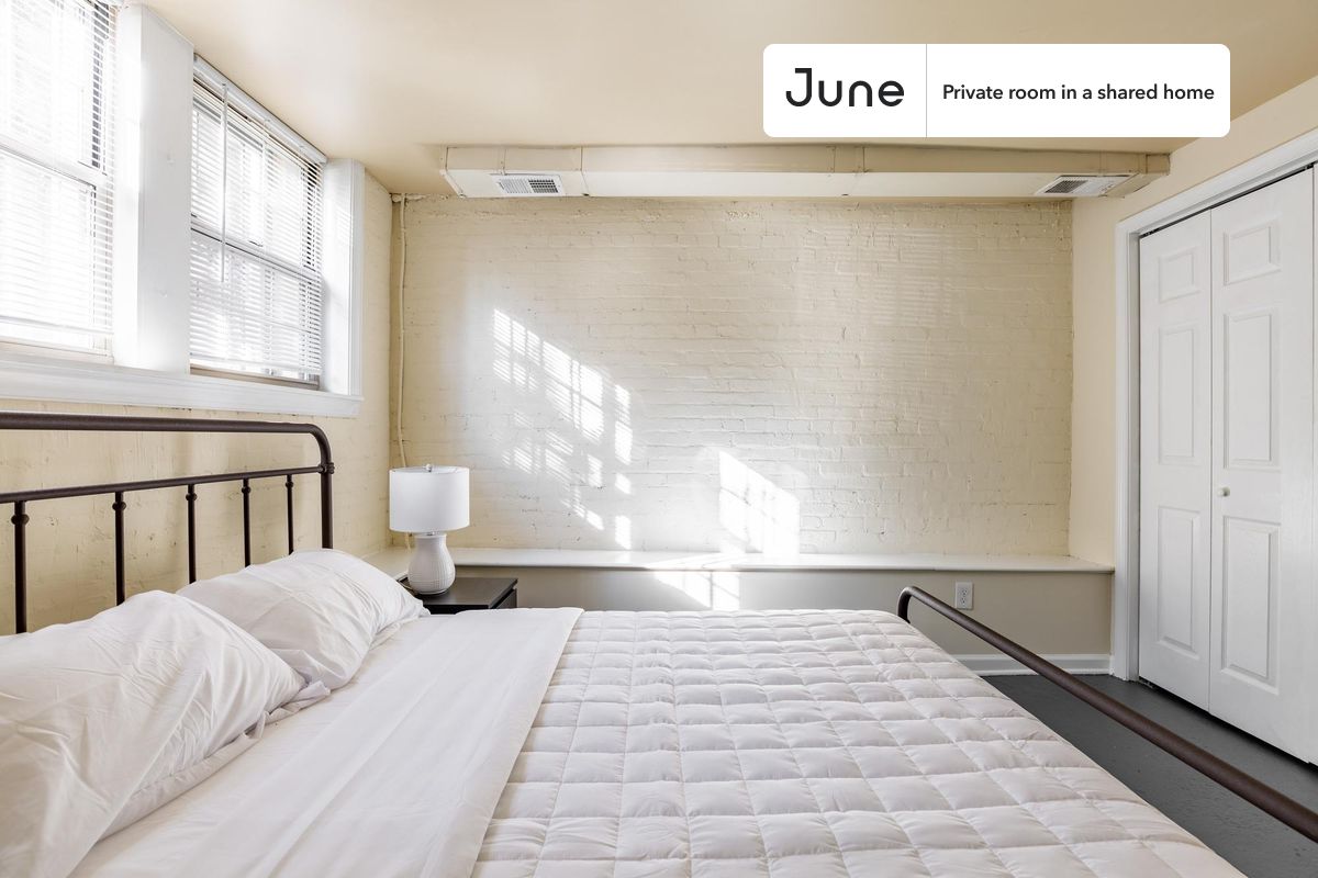 

PLEASE NOTE: This is a private room in a shared apartment. You will have your own bedroom and shared common areas (kitchen, bathroom, etc.) with other residents.

Full bedroom in a 4 bedroom / 2 bathroom apartment!

Check out 3D tour now:  https://jnhm.es/8aG

This  Full room in Dupont Circle  is available on a 12 month lease or a flexible short term (31 to 364 days) lease. You pick your custom start and end date. Monthly rent rate is determined by furnishing preference, move-in date and move-out date. Speak to a June representative for recommendations on the best stay duration for the lowest rate, and learn more about this home on the June website:  https://jnhm.es/6mM

Amenities of this home:   Dishwasher,    Furnished Common Areas,    Wi-Fi - Paid separately (High-Speed),    Guarantors Allowed,       32-inch Flat-Screen TV,    Street parking - City permit required,    Living area,    Hardwood Flooring,    Microwave,    Refrigerator,    Air Conditioning | HVAC,      also, this unit is conveniently located, several local parks, restaurants and bars are just minutes away.

About June Homes: Welcome to the easiest rental experience of your life. Rent furnished or unfurnished apartments on a 12 month lease or a flexible short term (31 to 364 days). As a resident, you’ll have access to 24/7 support and monthly cleanings of the home’s shared spaces. Sign up now to apply online for your next home with June: https://jnhm.es/sign-roomi

Brokers welcome! Contact us for more details.

Interested? Kindly note that the minimum stay duration would be 31 days. 

Use this listing ID when speaking to June team:  #1559 C