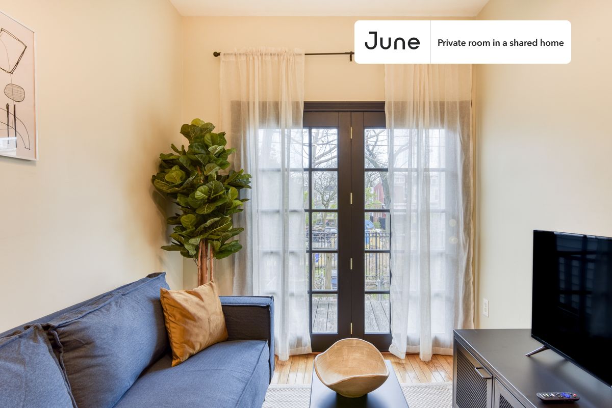 

PLEASE NOTE: This is a private room in a shared apartment. You will have your own bedroom and shared common areas (kitchen, bathroom, etc.) with other residents.

Full bedroom in a 5 bedroom / 2 bathroom apartment!

Check out 3D tour now:  https://jnhm.es/Pp

This  Full room in Columbia Heights  is available on a 12 month lease or a flexible short term (31 to 364 days) lease. You pick your custom start and end date. Monthly rent rate is determined by furnishing preference, move-in date and move-out date. Speak to a June representative for recommendations on the best stay duration for the lowest rate, and learn more about this home on the June website:  https://jnhm.es/A5

Amenities of this home:   Dishwasher,    Patio,    Furnished Common Areas,    Wi-Fi - Paid separately (High-Speed),    Outdoor space,    Guarantors Allowed,       32-inch Flat-Screen TV,    Central AC (Common space),    Laundry in home (free),       Hardwood Flooring,    Microwave,    Oven,    Refrigerator,   also, this unit is conveniently located, several local parks, restaurants and bars are just minutes away.

About June Homes: Welcome to the easiest rental experience of your life. Rent furnished or unfurnished apartments on a 12 month lease or a flexible short term (31 to 364 days). As a resident, you’ll have access to 24/7 support and monthly cleanings of the home’s shared spaces. Sign up now to apply online for your next home with June: https://jnhm.es/sign-roomi

Brokers welcome! Contact us for more details.

Interested? Kindly note that the minimum stay duration would be 31 days. 

Use this listing ID when speaking to June team:  #175 2D