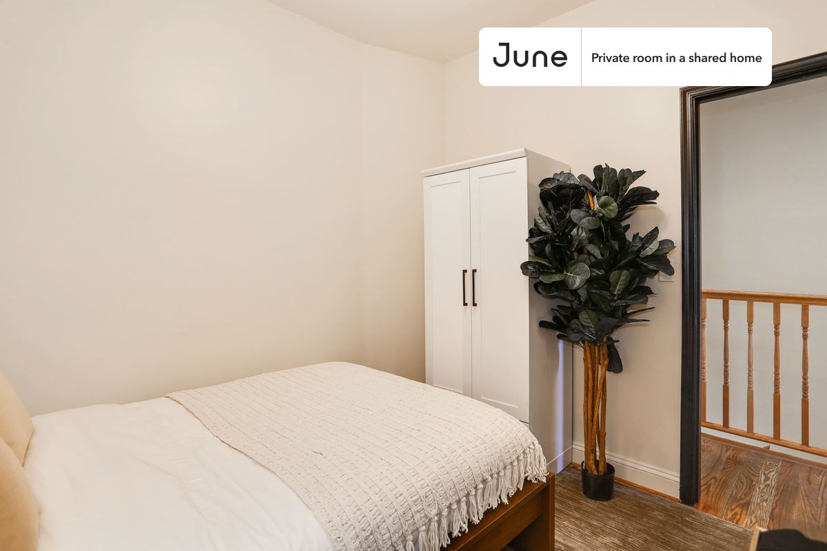 

PLEASE NOTE: This is a private room in a shared apartment. You will have your own bedroom and shared common areas (kitchen, bathroom, etc.) with other residents.

Full bedroom in a 4 bedroom / 3.5 bathroom apartment!

Check out 3D tour now:  https://jnhm.es/Pr

This  Full room in Shaw  is available on a 12 month lease or a flexible short term (31 to 364 days) lease. You pick your custom start and end date. Monthly rent rate is determined by furnishing preference, move-in date and move-out date. Speak to a June representative for recommendations on the best stay duration for the lowest rate, and learn more about this home on the June website:  https://jnhm.es/A9

Amenities of this home:   Dishwasher,    Patio,    Furnished Common Areas,    Wi-Fi - Paid separately (High-Speed),    Outdoor space,    Guarantors Allowed,       32-inch Flat-Screen TV,    Dining area,    Laundry in home (free),       Hardwood Flooring,    Microwave,    Oven,    Refrigerator,    Air Conditioning | HVAC,   also, this unit is conveniently located, several local parks, restaurants and bars are just minutes away.

About June Homes: Welcome to the easiest rental experience of your life. Rent furnished or unfurnished apartments on a 12 month lease or a flexible short term (31 to 364 days). As a resident, you’ll have access to 24/7 support and monthly cleanings of the home’s shared spaces. Sign up now to apply online for your next home with June: https://jnhm.es/sign-roomi

Brokers welcome! Contact us for more details.

Interested? Kindly note that the minimum stay duration would be 31 days. 

Use this listing ID when speaking to June team:  #106 2C