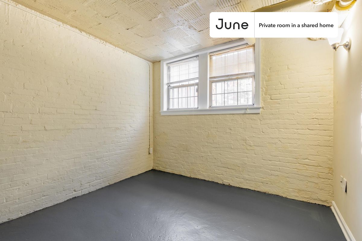 

PLEASE NOTE: This is a private room in a shared apartment. You will have your own bedroom and shared common areas (kitchen, bathroom, etc.) with other residents.

Full bedroom in a 4 bedroom / 2 bathroom apartment!

Check out 3D tour now:  https://jnhm.es/8aG

This  Full room in Dupont Circle  is available on a 12 month lease or a flexible short term (31 to 364 days) lease. You pick your custom start and end date. Monthly rent rate is determined by furnishing preference, move-in date and move-out date. Speak to a June representative for recommendations on the best stay duration for the lowest rate, and learn more about this home on the June website:  https://jnhm.es/6mK

Amenities of this home:   Dishwasher,    Furnished Common Areas,    Wi-Fi - Paid separately (High-Speed),    Guarantors Allowed,       32-inch Flat-Screen TV,    Street parking - City permit required,    Living area,    Hardwood Flooring,    Microwave,    Refrigerator,    Air Conditioning | HVAC,      also, this unit is conveniently located, several local parks, restaurants and bars are just minutes away.

About June Homes: Welcome to the easiest rental experience of your life. Rent furnished or unfurnished apartments on a 12 month lease or a flexible short term (31 to 364 days). As a resident, you’ll have access to 24/7 support and monthly cleanings of the home’s shared spaces. Sign up now to apply online for your next home with June: https://jnhm.es/sign-roomi

Brokers welcome! Contact us for more details.

Interested? Kindly note that the minimum stay duration would be 31 days. 

Use this listing ID when speaking to June team:  #1559 A