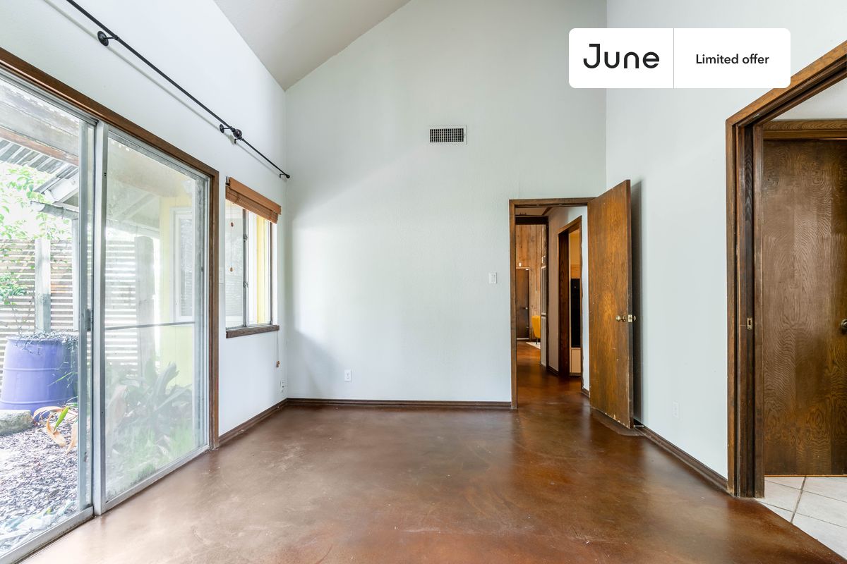 Move in with us before April 30th and stay until May 31st or later, and enjoy our limited-time discount on your first month! $150 off in Austin. Hurry up!
Full bedroom in a 4 bedroom / 2 bathroom apartment!
Check out 3D tour now: https://jnhm.es/89V
This Full room in Riverside is available on a flexible 1-18 month lease. Monthly rent rate is determined by furnishing preference, move-in date and move-out date. Speak to a June representative for recommendations on the best stay duration for the lowest rate, and learn more about this home on the June website: https://jnhm.es/6k8
Amenities of this home: Dishwasher, Furnished Common Areas, Wi-Fi - Paid separately (High-Speed), Outdoor space, Guarantors Allowed, Decorative fireplace, 32-inch Flat-Screen TV, Dining area, Laundry in home (free), Driveway parking (free), Hardwood Flooring, Microwave, Oven, Refrigerator, also, this unit is conveniently located, several local parks, restaurants and bars are just minutes away.
About June Homes: Welcome to the easiest rental experience of your life. Rent furnished or unfurnished apartments for 1 - 18 months, bypass hidden costs and broker fees and enjoy an easy move-in. As a resident, you’ll have access to 24/7 support and monthly cleanings of the home’s shared spaces. Sign up now to apply online for your next home with June: https://jnhm.es/sign-roomi
Interested? Use this listing ID when speaking to June team: #1497 A