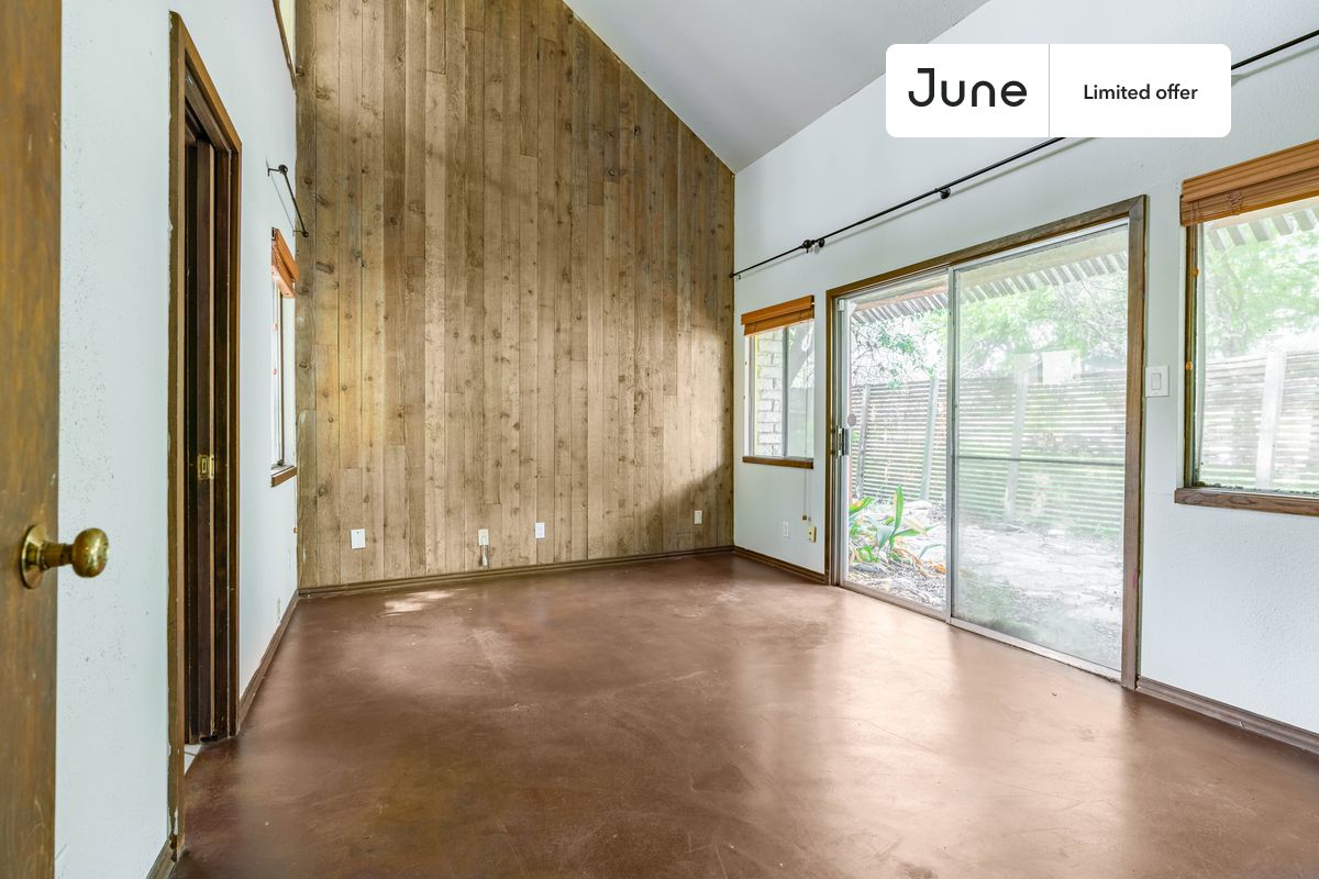 Move in with us before April 30th and stay until May 31st or later, and enjoy our limited-time discount on your first month! $150 off in Austin. Hurry up!
Full bedroom in a 4 bedroom / 2 bathroom apartment!
Check out 3D tour now: https://jnhm.es/89V
This Full room in Riverside is available on a flexible 1-18 month lease. Monthly rent rate is determined by furnishing preference, move-in date and move-out date. Speak to a June representative for recommendations on the best stay duration for the lowest rate, and learn more about this home on the June website: https://jnhm.es/6k8
Amenities of this home: Dishwasher, Furnished Common Areas, Wi-Fi - Paid separately (High-Speed), Outdoor space, Guarantors Allowed, Decorative fireplace, 32-inch Flat-Screen TV, Dining area, Laundry in home (free), Driveway parking (free), Hardwood Flooring, Microwave, Oven, Refrigerator, also, this unit is conveniently located, several local parks, restaurants and bars are just minutes away.
About June Homes: Welcome to the easiest rental experience of your life. Rent furnished or unfurnished apartments for 1 - 18 months, bypass hidden costs and broker fees and enjoy an easy move-in. As a resident, you’ll have access to 24/7 support and monthly cleanings of the home’s shared spaces. Sign up now to apply online for your next home with June: https://jnhm.es/sign-roomi
Interested? Use this listing ID when speaking to June team: #1497 A