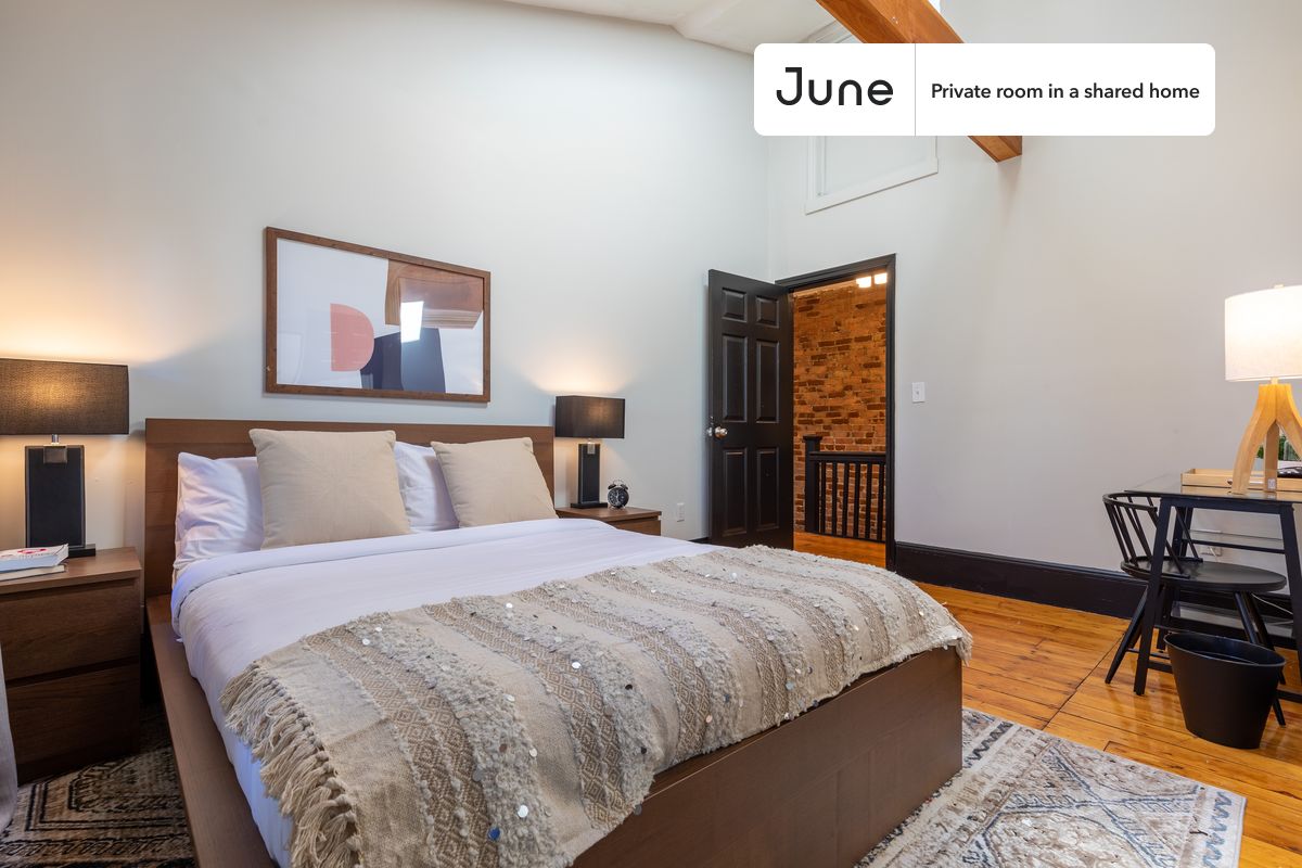 

PLEASE NOTE: This is a private room in a shared apartment. You will have your own bedroom and shared common areas (kitchen, bathroom, etc.) with other residents.

Queen bedroom in a 5 bedroom / 2 bathroom apartment!

Check out 3D tour now:  https://jnhm.es/PW

This  Queen room in Allston  is available on a 12 month lease or a flexible short term (31 to 364 days) lease. You pick your custom start and end date. Monthly rent rate is determined by furnishing preference, move-in date and move-out date. Speak to a June representative for recommendations on the best stay duration for the lowest rate, and learn more about this home on the June website:  https://jnhm.es/El

Amenities of this home:   Dishwasher,    Furnished Common Areas,    Wi-Fi - Paid separately (High-Speed),    Guarantors Allowed,       32-inch Flat-Screen TV,    Dine in kitchen,       Laundry - Paid separately (in building),    Smart lock,    Hardwood Flooring,    Microwave,    Oven,    Refrigerator,   also, this unit is conveniently located, several local parks, restaurants and bars are just minutes away.

About June Homes: Welcome to the easiest rental experience of your life. Rent furnished or unfurnished apartments on a 12 month lease or a flexible short term (31 to 364 days). As a resident, you’ll have access to 24/7 support and monthly cleanings of the home’s shared spaces. Sign up now to apply online for your next home with June: https://jnhm.es/sign-roomi

Brokers welcome! Contact us for more details.

Interested? Kindly note that the minimum stay duration would be 31 days. 

Use this listing ID when speaking to June team:  #233 D