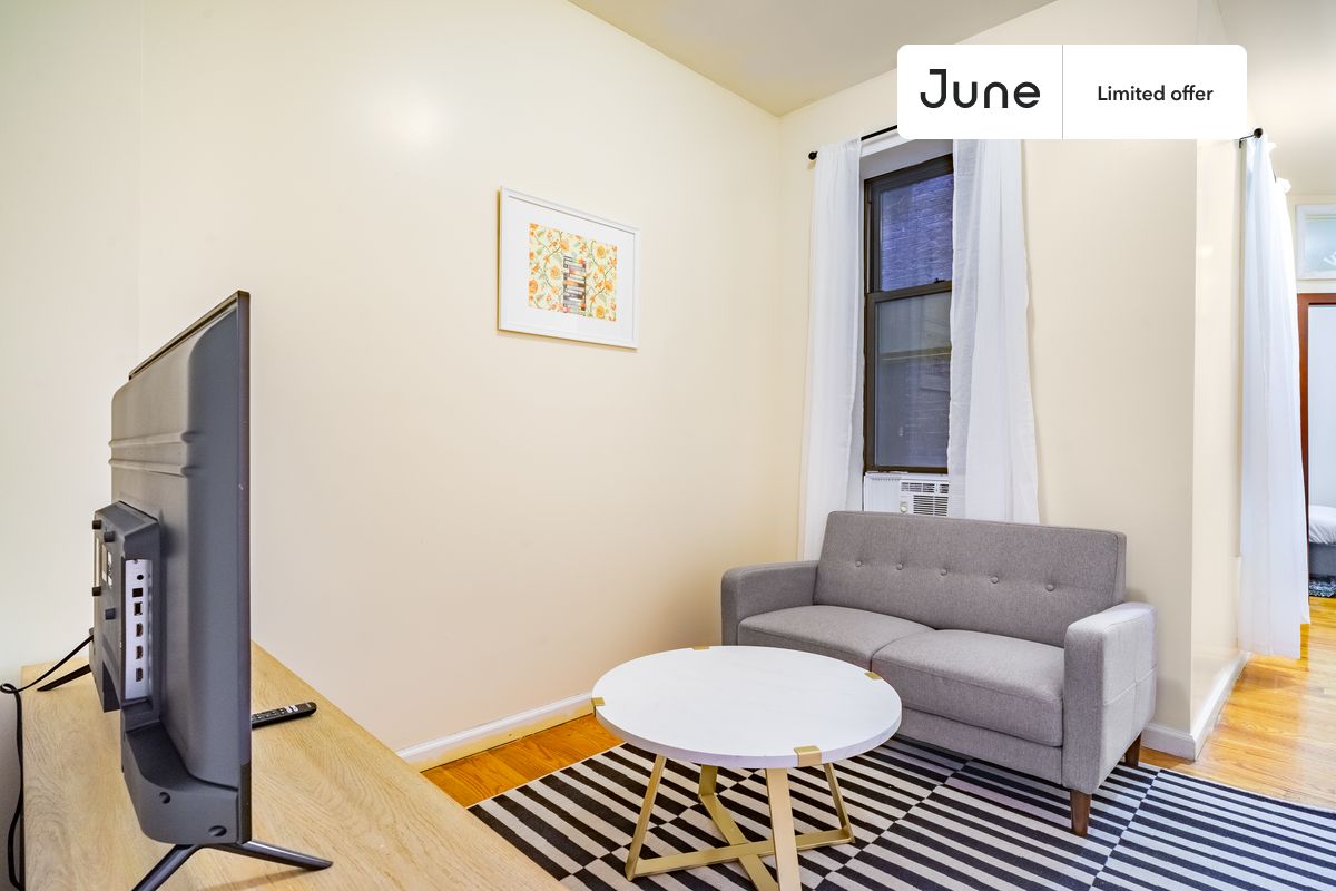 Move in with us before April 30th and stay until May 31st or later, and enjoy our limited-time discount on your first month! $200 off in NYC. Hurry up!
3 bedroom in Upper West Side on flexible lease terms.
Check out 3D tour now: https://jnhm.es/8dh
This 3 bedrooms, 1 bath apartment on the Upper West Side is available on a flexible 1-18 month lease. Monthly rent rate is determined by furnishing preference, move-in date and move-out date. Speak to a June representative for recommendations on the best stay duration for the lowest rate, and learn more about this home on the June website:
Amenities of this home: Dishwasher, Furnished Common Areas, Wi-Fi - Paid separately (High-Speed), Guarantors Allowed, 32-inch Flat-Screen TV, Street parking, Laundry in home (free), Hardwood Flooring, Microwave, Oven, Refrigerator, also, this unit is conveniently located, several local parks, restaurants and bars are just minutes away.
About June Homes: Welcome to the easiest rental experience of your life. Rent furnished or unfurnished apartments for 1 - 18 months, bypass hidden costs and broker fees and enjoy an easy move-in. As a resident, you’ll have access to 24/7 support and monthly cleanings of the home’s shared spaces. Sign up now to apply online for your next home with June: https://jnhm.es/sign-roomi
Use this listing ID when speaking to June team: #755
