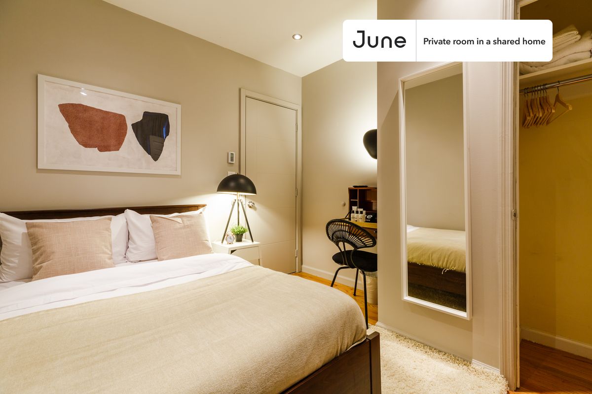 PLEASE NOTE: This is a private room in a shared apartment. You will have your own bedroom and shared common areas (kitchen, bathroom, etc.) with other residents.
Full bedroom in a 4 bedroom / 1 bathroom apartment!
Check out 3D tour now: https://jnhm.es/QS
This Full room in Upper West Side is available on a 12 month lease or a flexible short term (31 to 364 days) lease. You pick your custom start and end date. Monthly rent rate is determined by furnishing preference, move-in date and move-out date. Speak to a June representative for recommendations on the best stay duration for the lowest rate, and learn more about this home on the June website: https://jnhm.es/Lo
Amenities of this home: 32-inch Flat-Screen TV, Smart lock, AC (Common space), Dishwasher, Furnished Common Areas, Wi-Fi - Paid separately (High-Speed), Elevator, Guarantors Allowed, Laundry in building (free), Courtyard, Hardwood Flooring, Microwave, Oven, Refrigerator, also, this unit is conveniently located, several local parks, restaurants and bars are just minutes away.
About June Homes: Welcome to the easiest rental experience of your life. Rent furnished or unfurnished apartments on a 12 month lease or a flexible short term (31 to 364 days). As a resident, you’ll have access to 24/7 support and monthly cleanings of the home’s shared spaces. Sign up now to apply online for your next home with June: https://jnhm.es/sign-roomi
Brokers welcome! Contact us for more details.
Interested? Use this listing ID when speaking to June team: #363 B