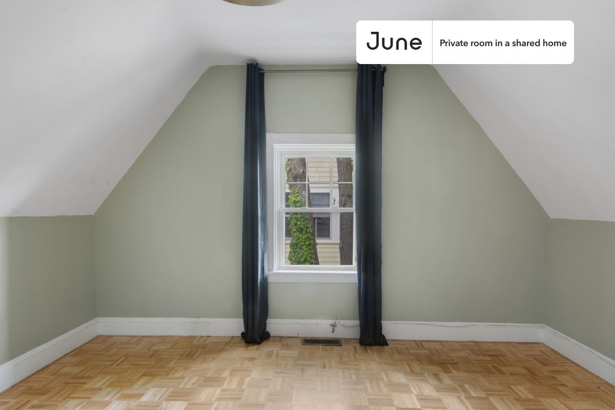 

PLEASE NOTE: This is a private room in a shared apartment. You will have your own bedroom and shared common areas (kitchen, bathroom, etc.) with other residents.

Full bedroom in a 7 bedroom / 2.5 bathroom apartment!

Check out 3D tour now:  https://jnhm.es/Rd

This  Full room in Harvard Square (Cambridge)  is available on a 12 month lease or a flexible short term (31 to 364 days) lease. You pick your custom start and end date. Monthly rent rate is determined by furnishing preference, move-in date and move-out date. Speak to a June representative for recommendations on the best stay duration for the lowest rate, and learn more about this home on the June website:  https://jnhm.es/5vq

Amenities of this home:   Dishwasher,    Furnished Common Areas,    Wi-Fi - Paid separately (High-Speed),    Guarantors Allowed,       32-inch Flat-Screen TV,    Dine in kitchen,    Laundry in home (free),       Smart lock,    Living area,    Hardwood Flooring,    Microwave,    Oven,    Refrigerator,    Air Conditioning | HVAC,   also, this unit is conveniently located, several local parks, restaurants and bars are just minutes away.

About June Homes: Welcome to the easiest rental experience of your life. Rent furnished or unfurnished apartments on a 12 month lease or a flexible short term (31 to 364 days). As a resident, you’ll have access to 24/7 support and monthly cleanings of the home’s shared spaces. Sign up now to apply online for your next home with June: https://jnhm.es/sign-roomi

Brokers welcome! Contact us for more details.

Interested? Kindly note that the minimum stay duration would be 31 days. 

Use this listing ID when speaking to June team:  #443 F
